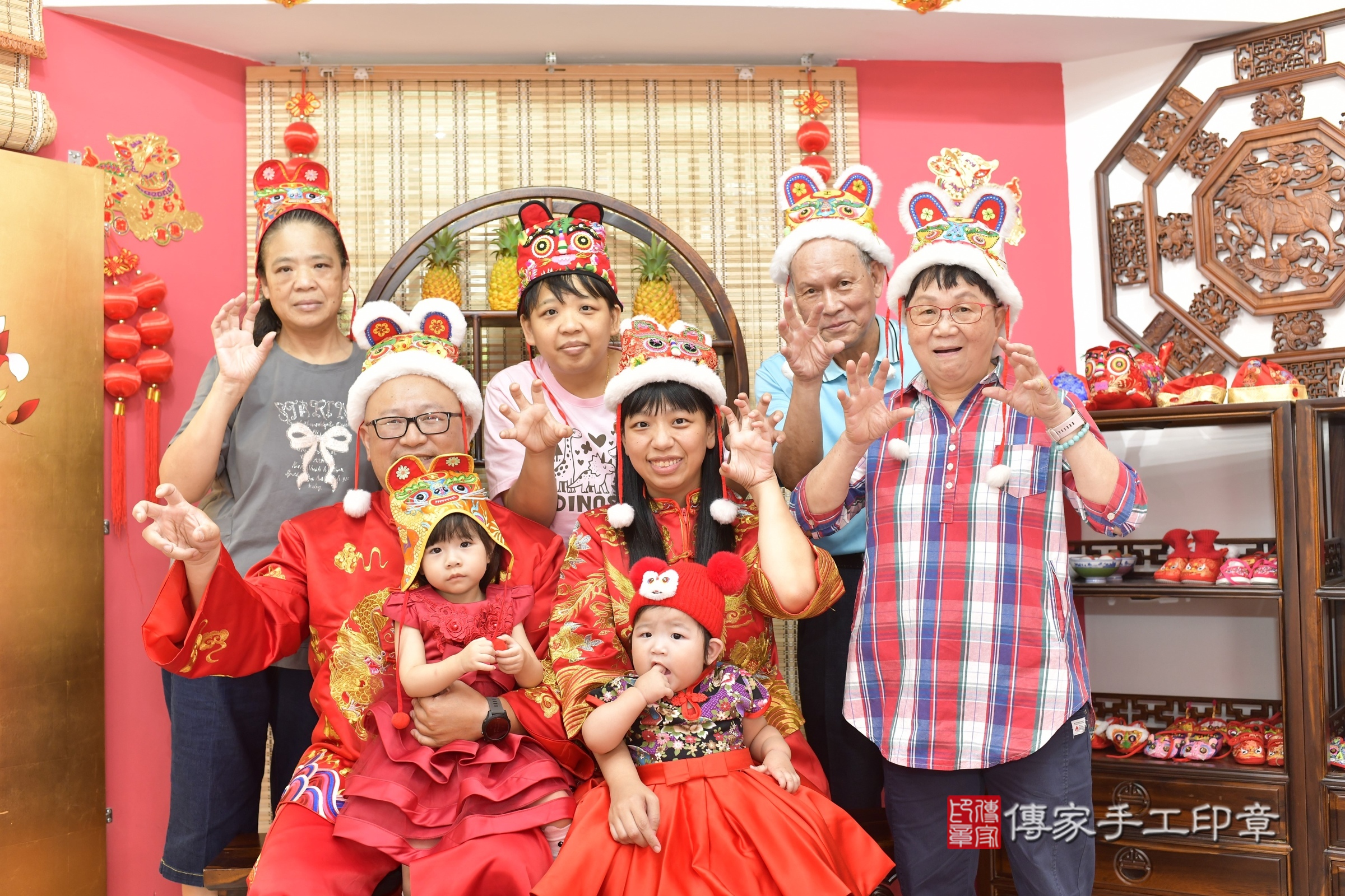 小芷寶寶抓周，成人與小孩古裝禮服照。地點：傳家「新竹店」古禮會場，照片3