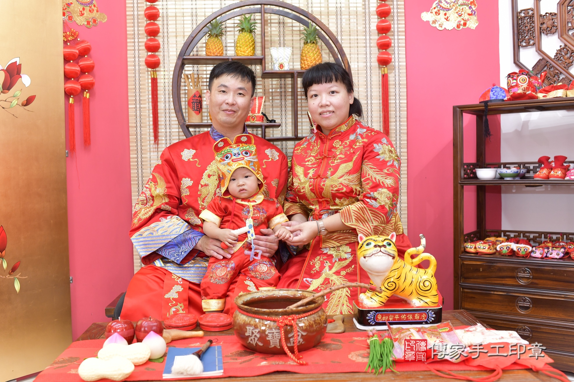 小宥寶寶抓周，成人與小孩古裝禮服照。地點：傳家「新竹店」古禮會場，照片2