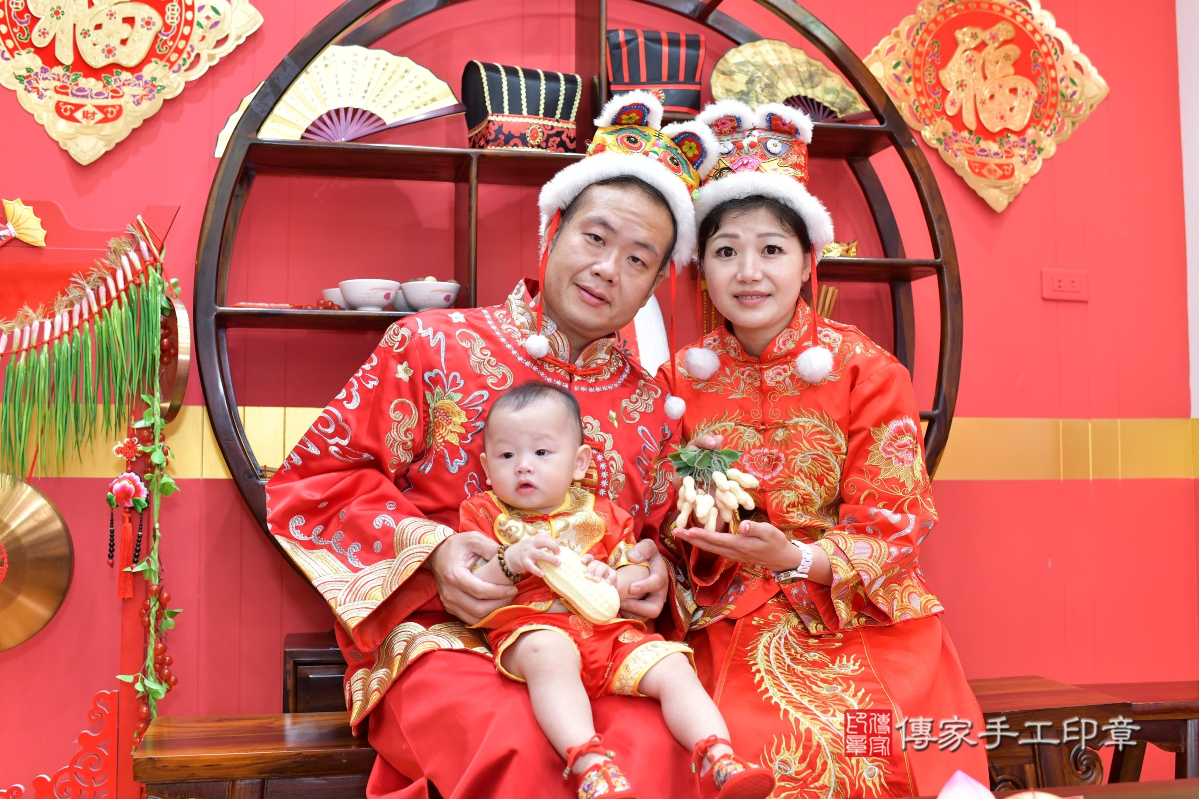 小恩寶寶抓周，成人與小孩古裝禮服照。地點：傳家「桃園店」古禮會場，照片4