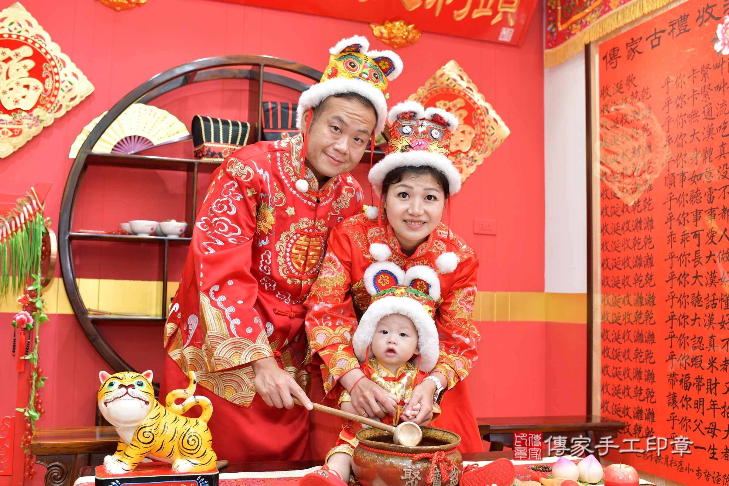 小恩寶寶抓周，成人與小孩古裝禮服照。地點：傳家「桃園店」古禮會場，照片3
