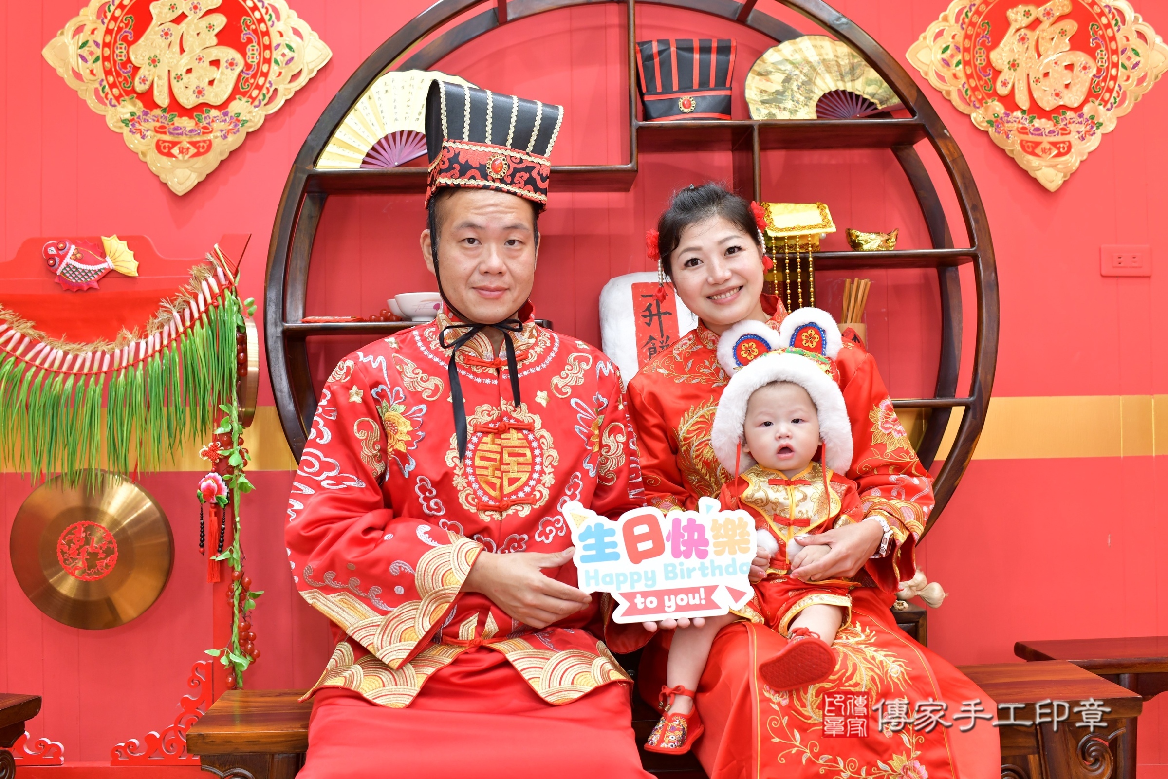 小恩寶寶抓周，成人與小孩古裝禮服照。地點：傳家「桃園店」古禮會場，照片2