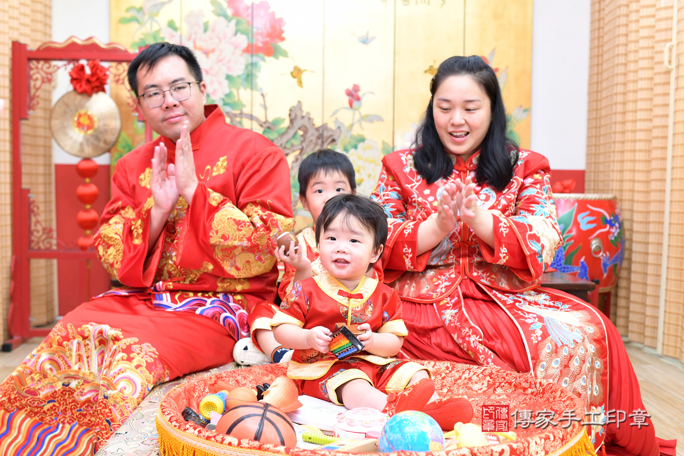 宸宸寶寶抓周，成人與小孩古裝禮服照。地點：傳家「台北店」古禮會場，照片3