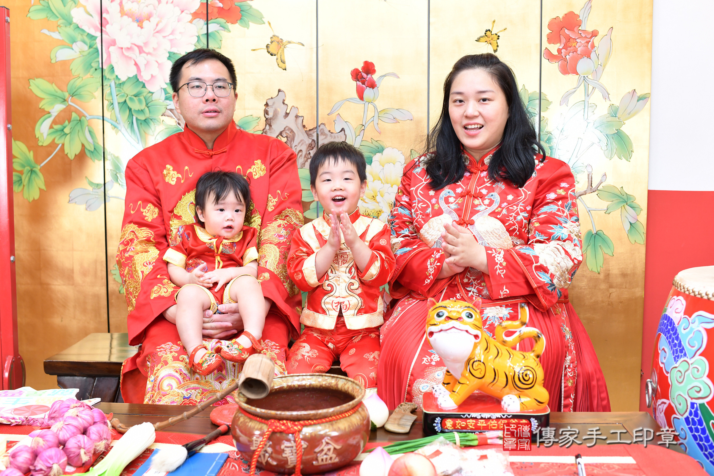 宸宸寶寶抓周，成人與小孩古裝禮服照。地點：傳家「台北店」古禮會場，照片2