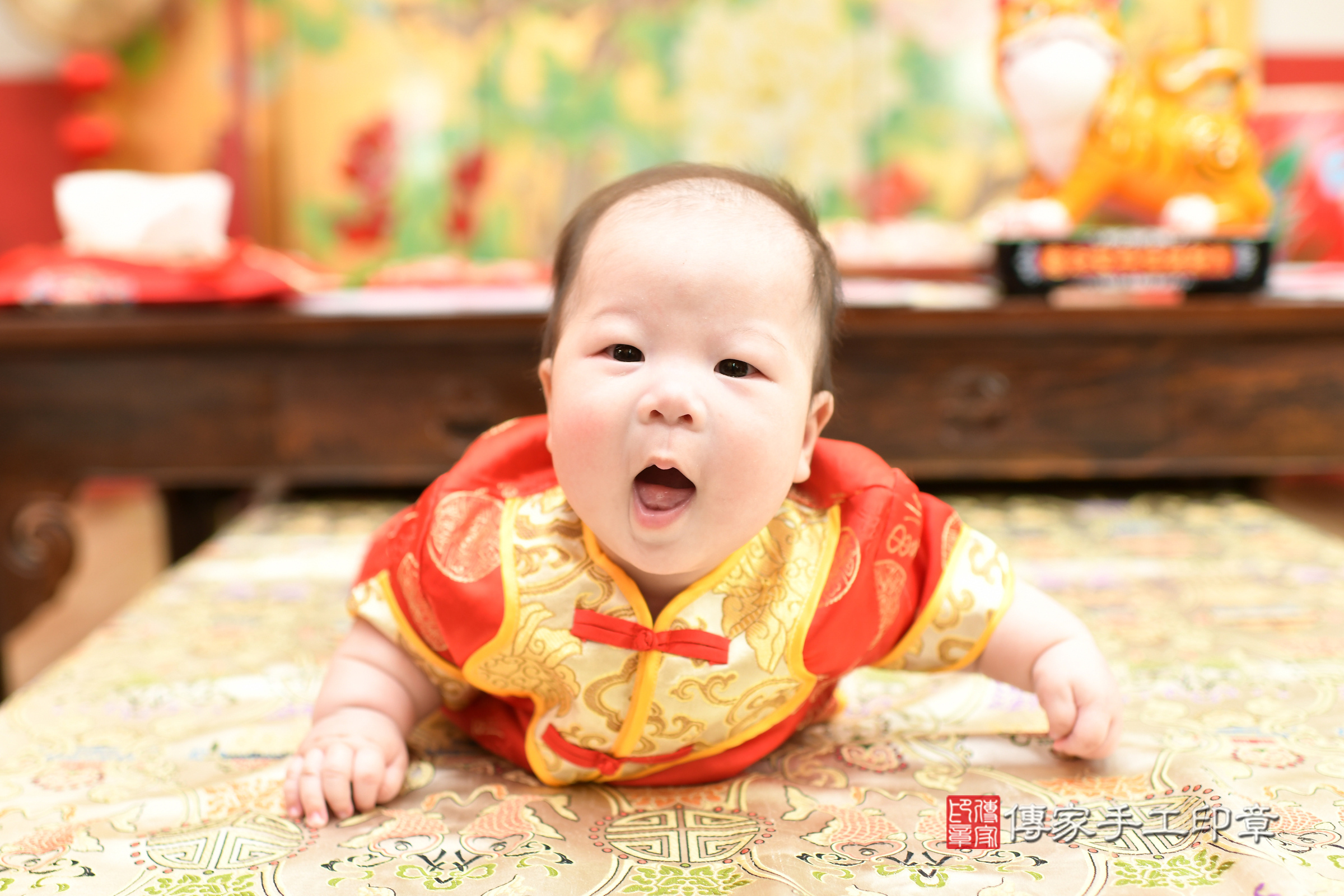 宸宸寶寶收涎，小孩古裝禮服照。地點：傳家「台北店」古禮會場，照片1
