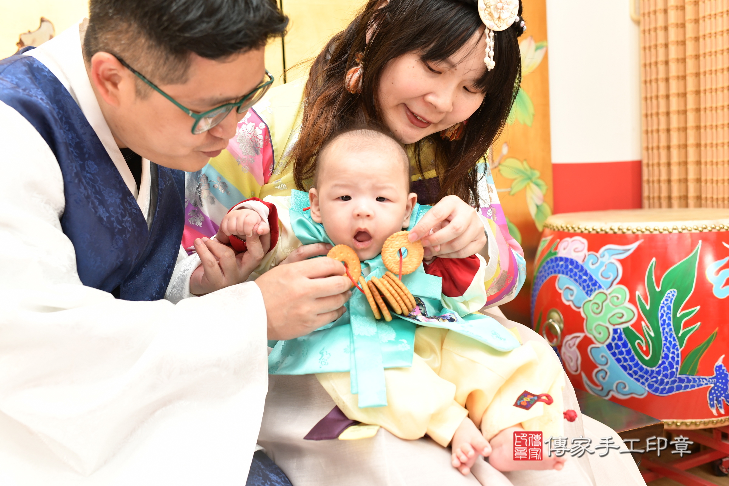 彤彤寶寶收涎，小孩古裝禮服照。地點：傳家「台北店」古禮會場，照片2