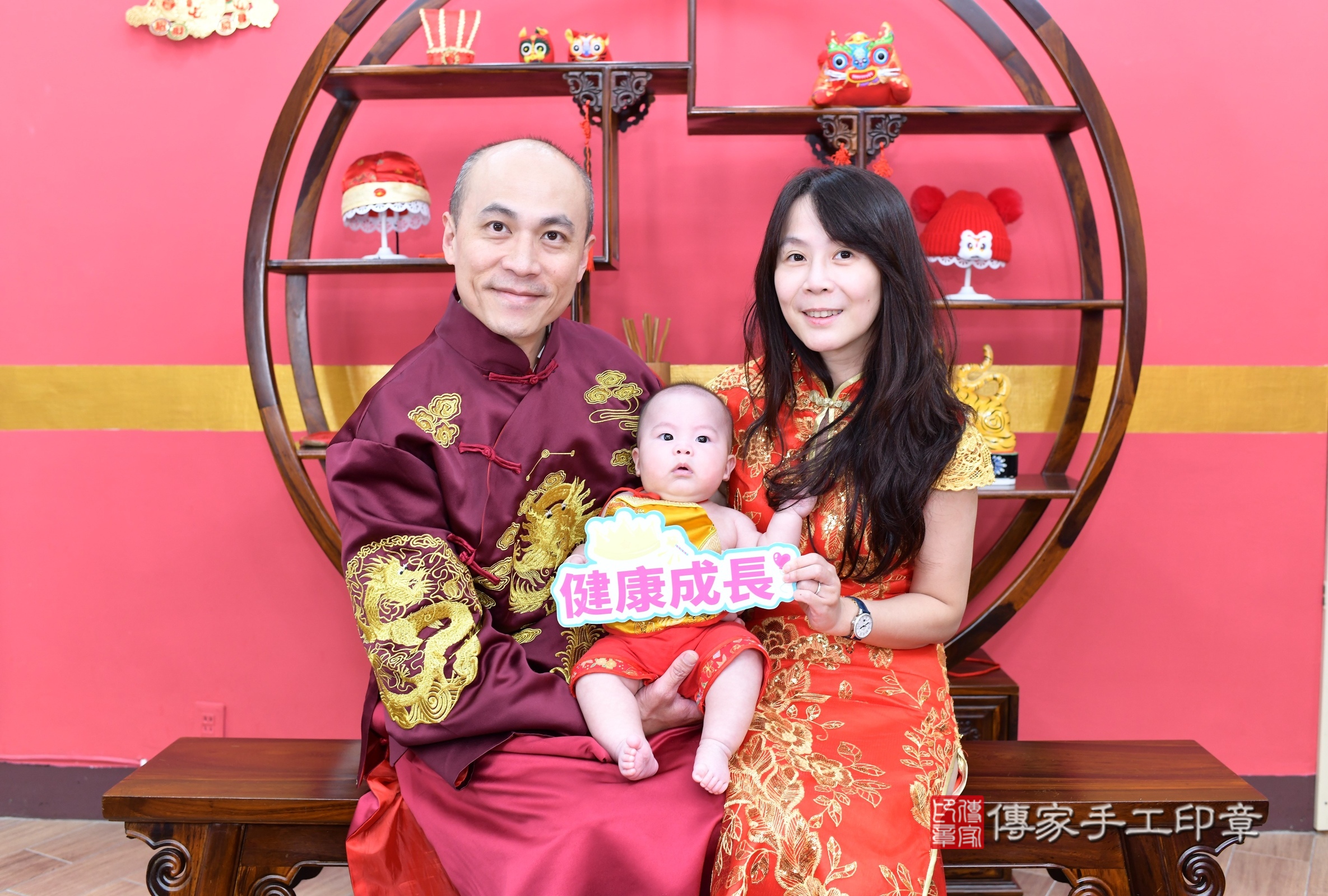 叡叡寶寶收涎，成人與小孩古裝禮服照。地點：傳家「新北店」古禮會場，照片3