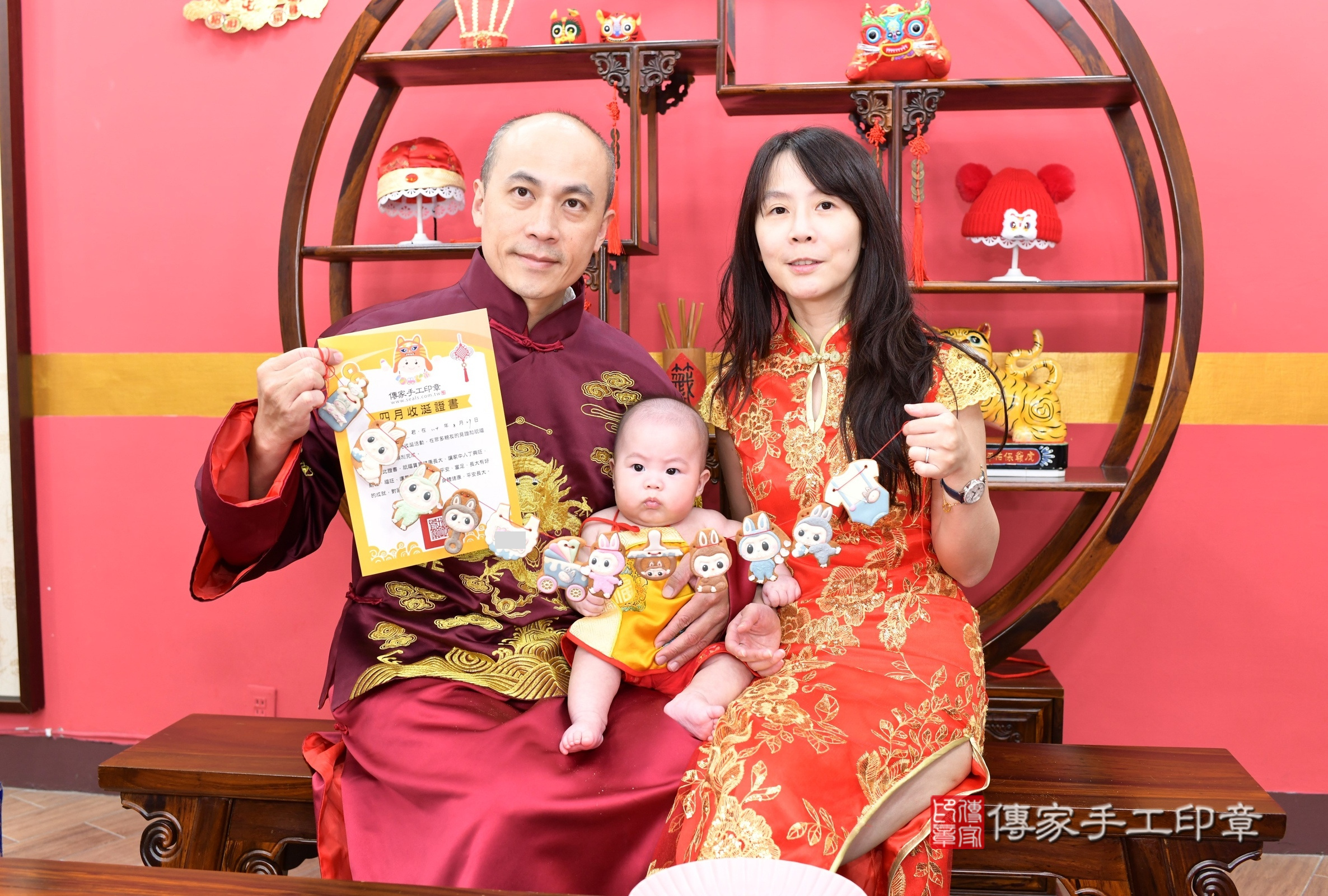 叡叡寶寶收涎，成人與小孩古裝禮服照。地點：傳家「新北店」古禮會場，照片2