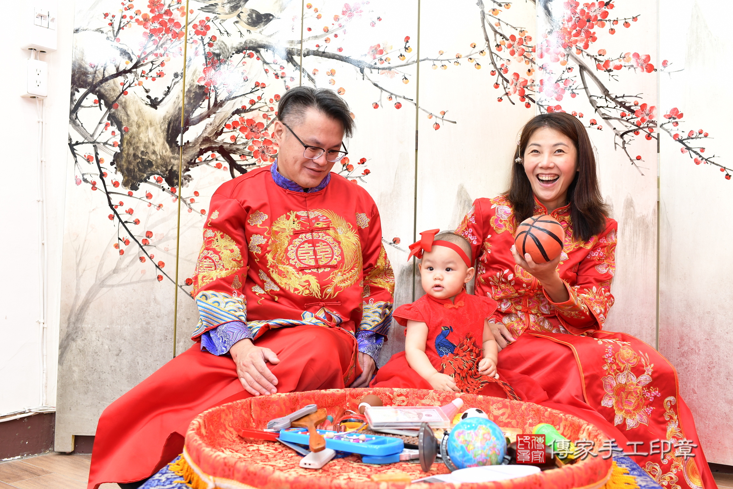 瑄瑄寶寶抓周，成人與小孩古裝禮服照。地點：傳家「新北店」古禮會場，照片2