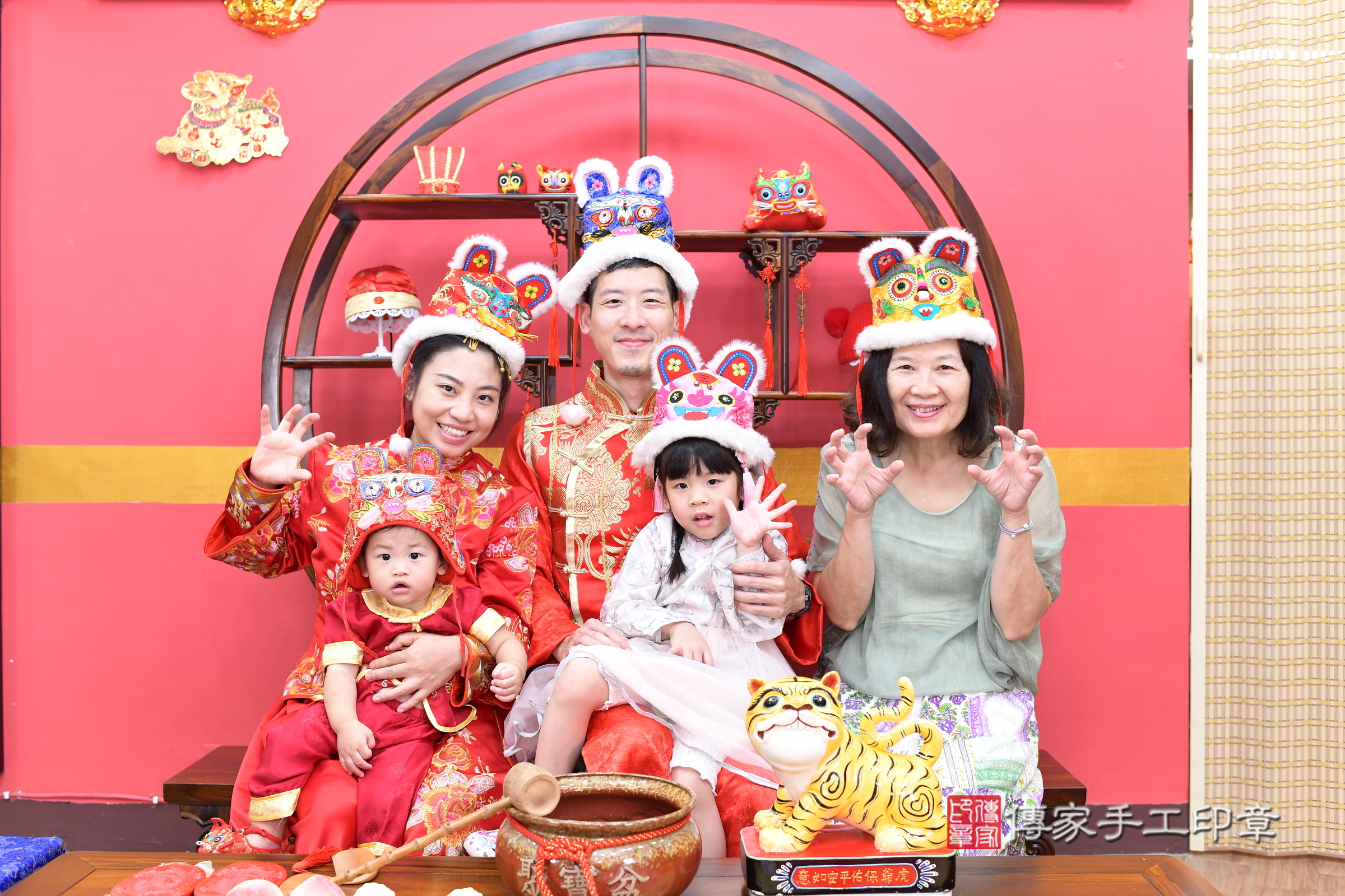 誠誠寶寶抓周，成人與小孩古裝禮服照。地點：傳家「新北店」古禮會場，照片4