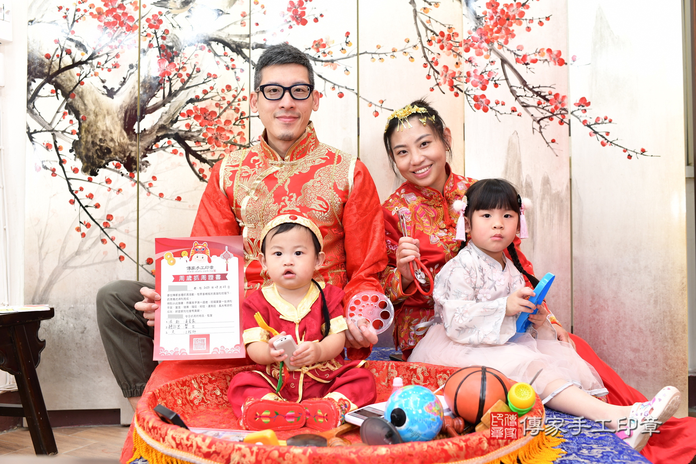 誠誠寶寶抓周，成人與小孩古裝禮服照。地點：傳家「新北店」古禮會場，照片3