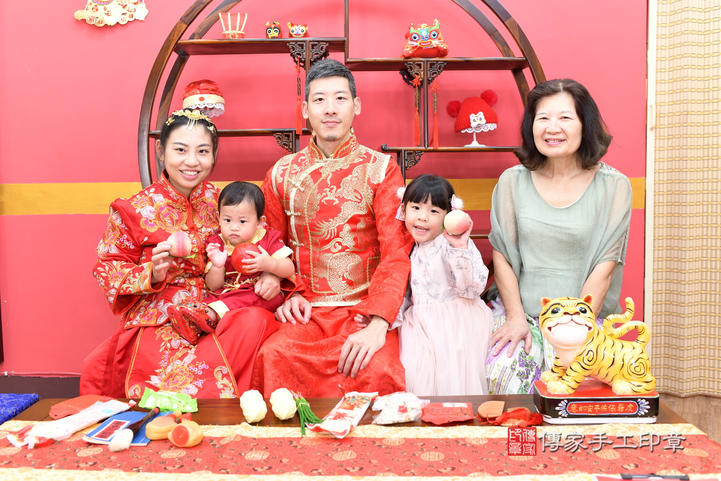 誠誠寶寶抓周，成人與小孩古裝禮服照。地點：傳家「新北店」古禮會場，照片2