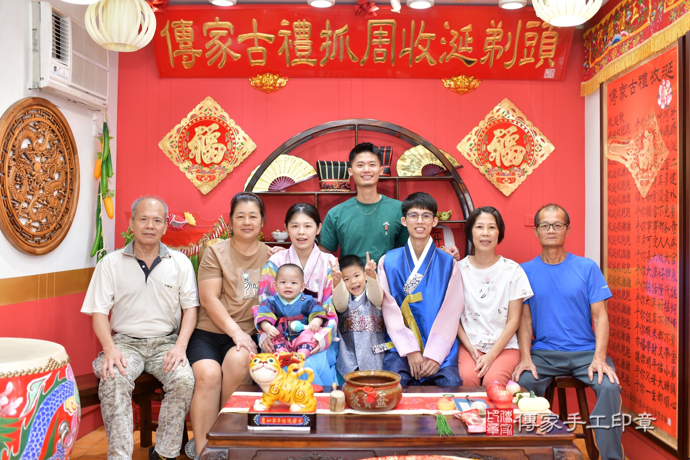 小志寶寶抓周，成人與小孩古裝禮服照。地點：傳家「桃園店」古禮會場，照片2