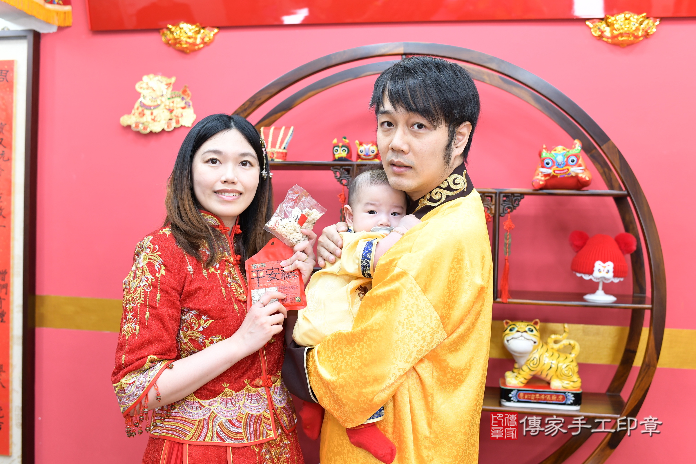 小勝寶寶收涎，成人與小孩古裝禮服照。地點：傳家「新北店」古禮會場，照片2