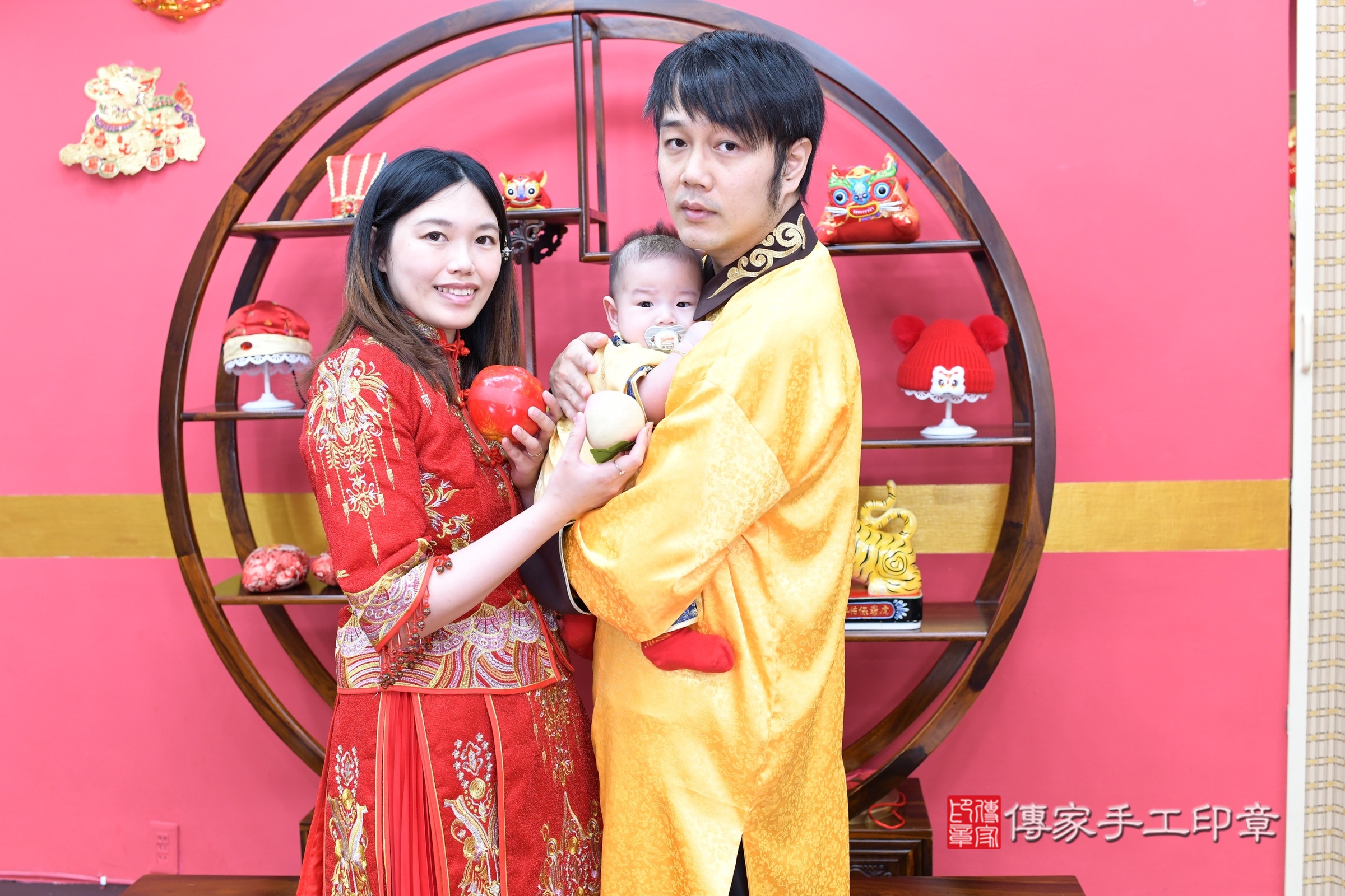 小勝寶寶收涎，成人與小孩古裝禮服照。地點：傳家「新北店」古禮會場，照片3