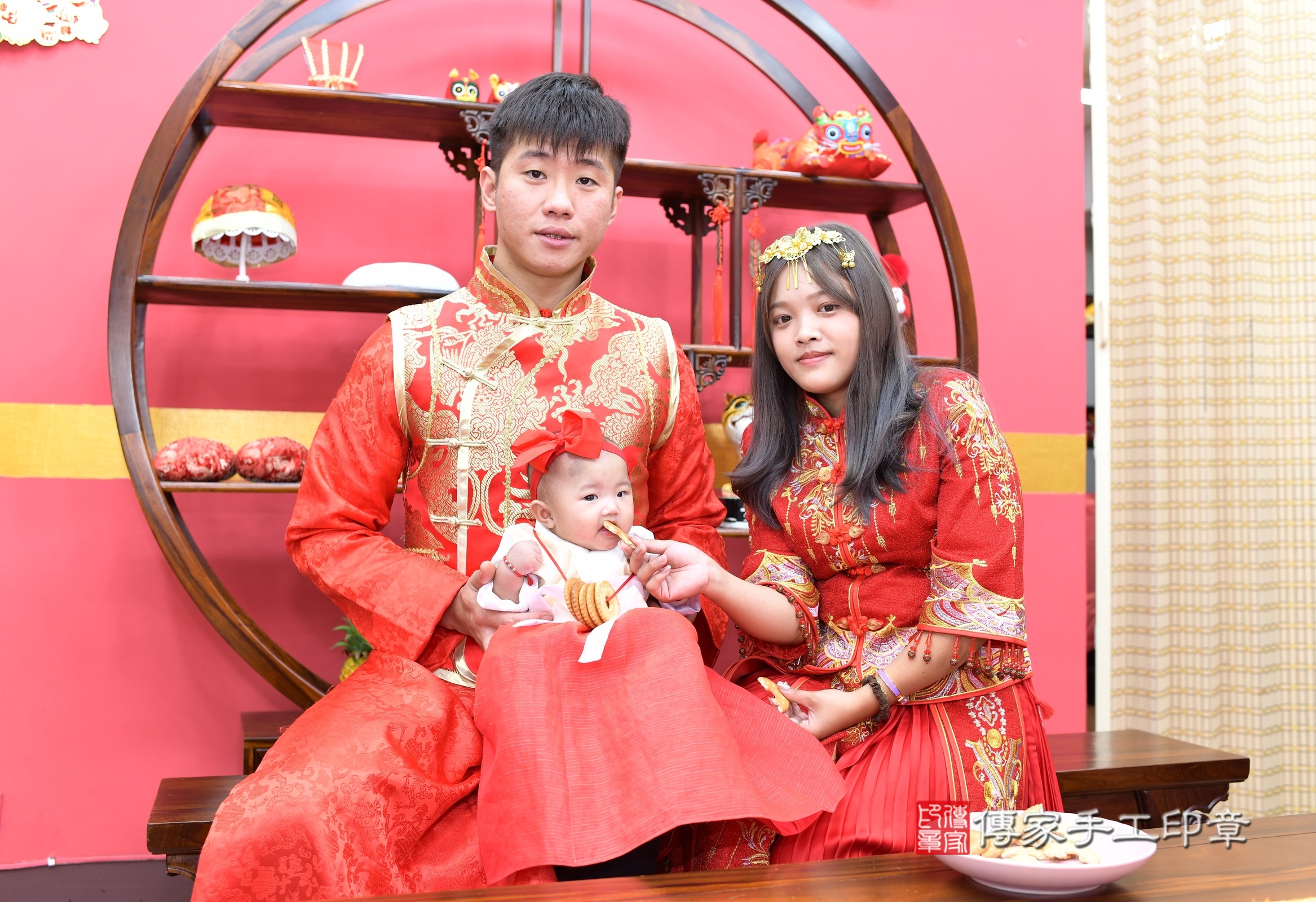瑩瑩寶寶收涎，成人與小孩古裝禮服照。地點：傳家「新北店」古禮會場，照片3