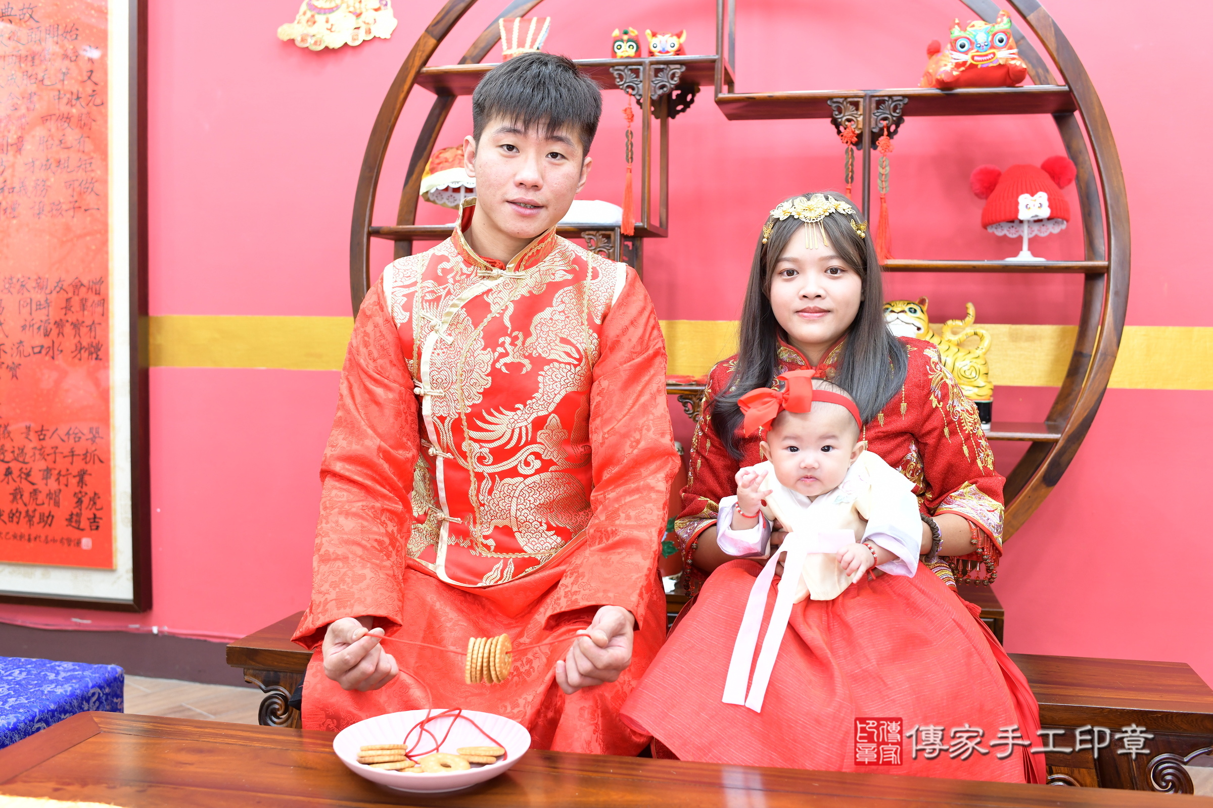 瑩瑩寶寶收涎，成人與小孩古裝禮服照。地點：傳家「新北店」古禮會場，照片2