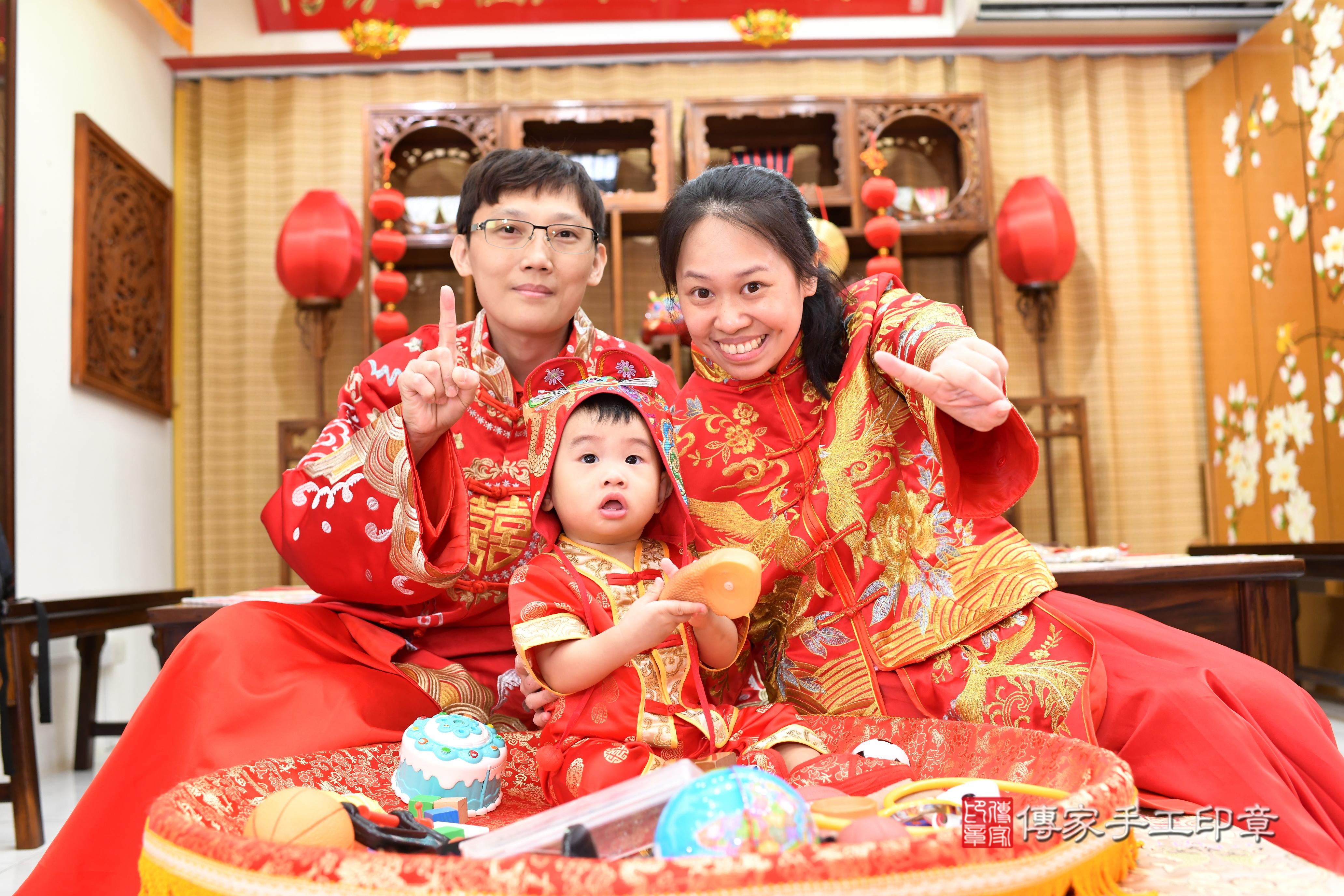 嘉嘉寶貝抓周,成人與小孩古裝禮服照。地點:傳家「台南店」古禮會場 嘉嘉寶貝抓周,成人與小孩古裝禮服照。地點:傳家「台南店」古禮會場