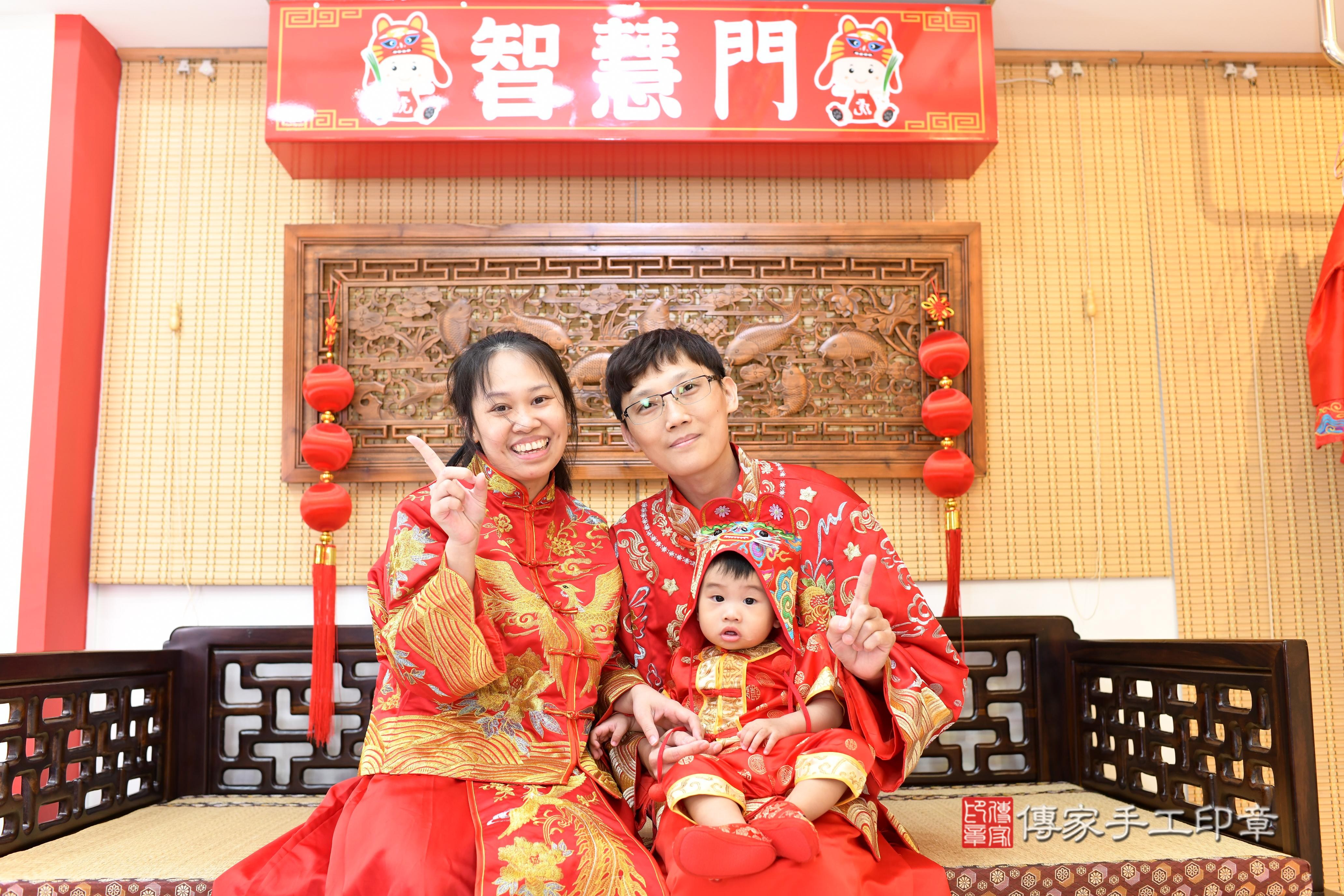 嘉嘉寶貝抓周,成人與小孩古裝禮服照。地點:傳家「台南店」古禮會場 嘉嘉寶貝抓周,成人與小孩古裝禮服照。地點:傳家「台南店」古禮會場