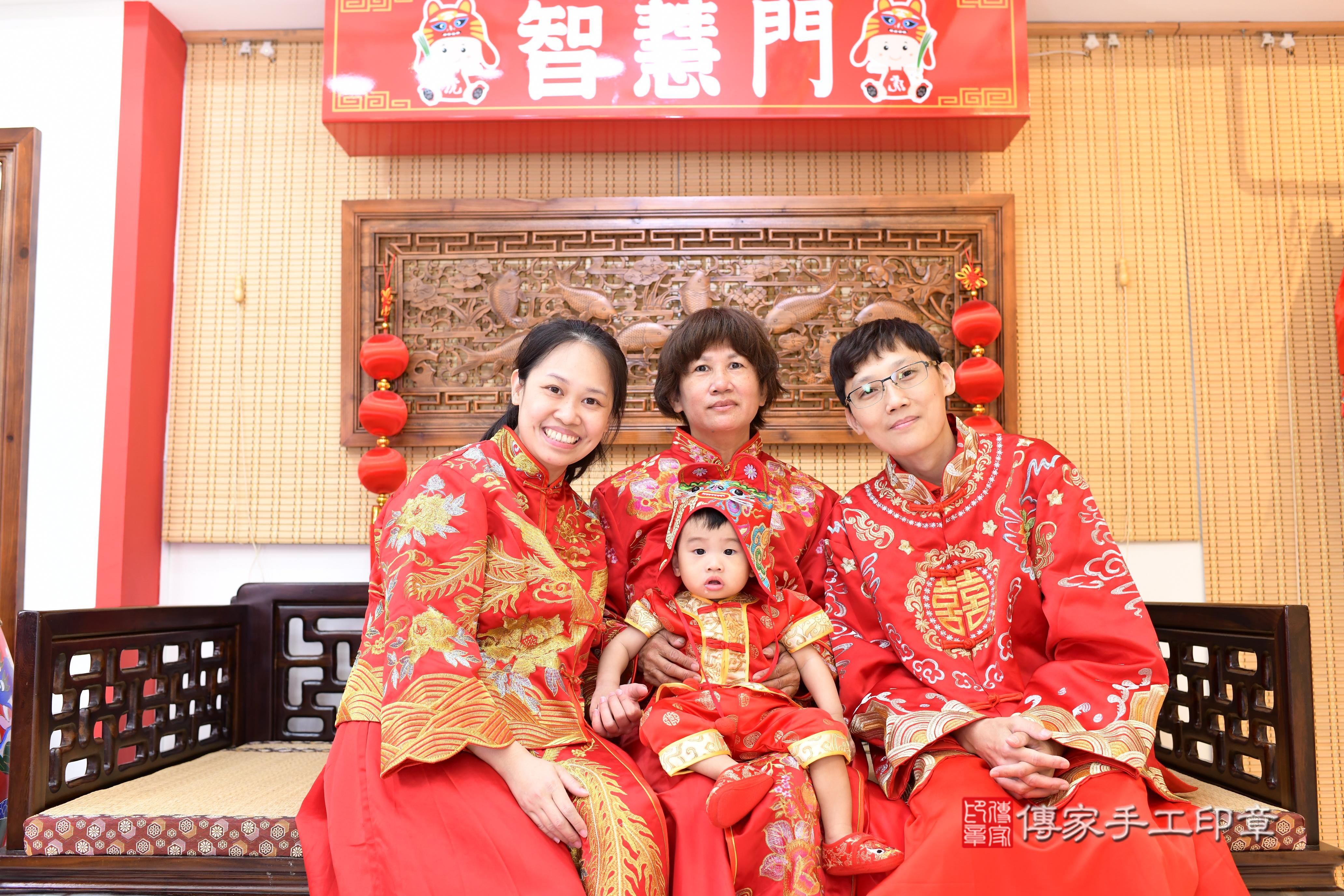 嘉嘉寶貝抓周,成人與小孩古裝禮服照。地點:傳家「台南店」古禮會場 嘉嘉寶貝抓周,成人與小孩古裝禮服照。地點:傳家「台南店」古禮會場