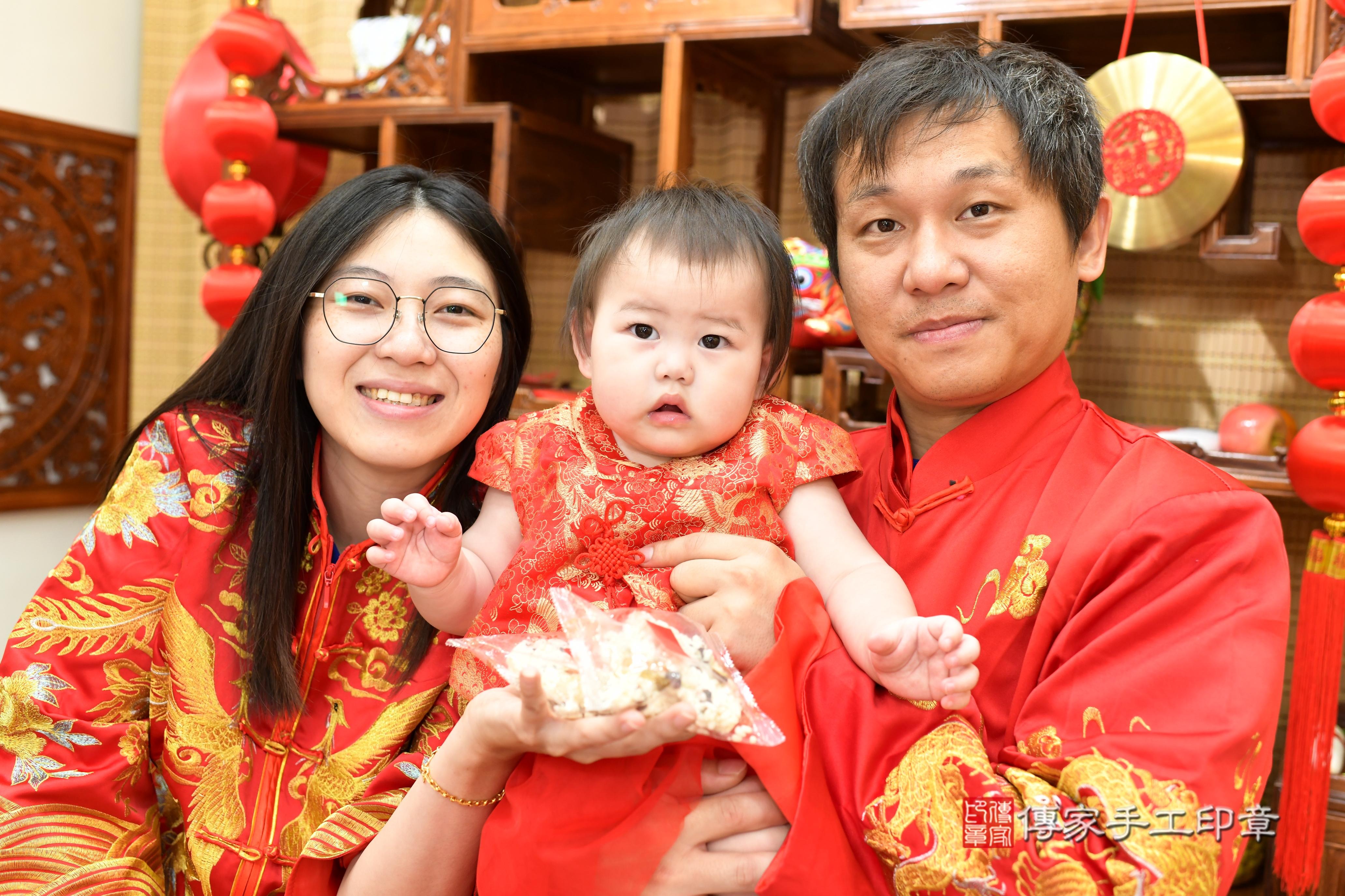 婷婷寶貝抓周，成人與小孩古裝禮服照。地點：傳家「台南店」古禮會場