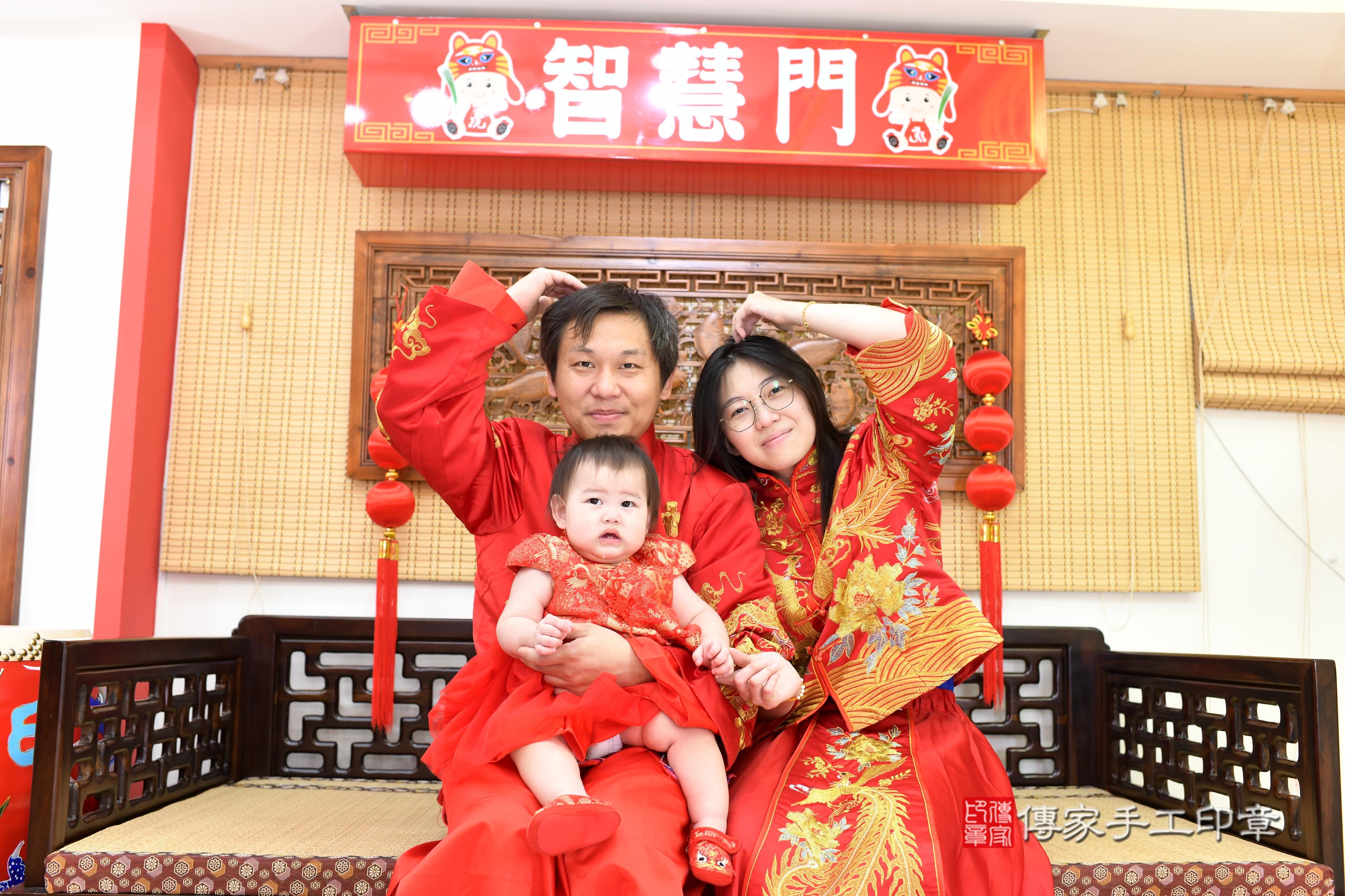 婷婷寶貝抓周，成人與小孩古裝禮服照。地點：傳家「台南店」古禮會場