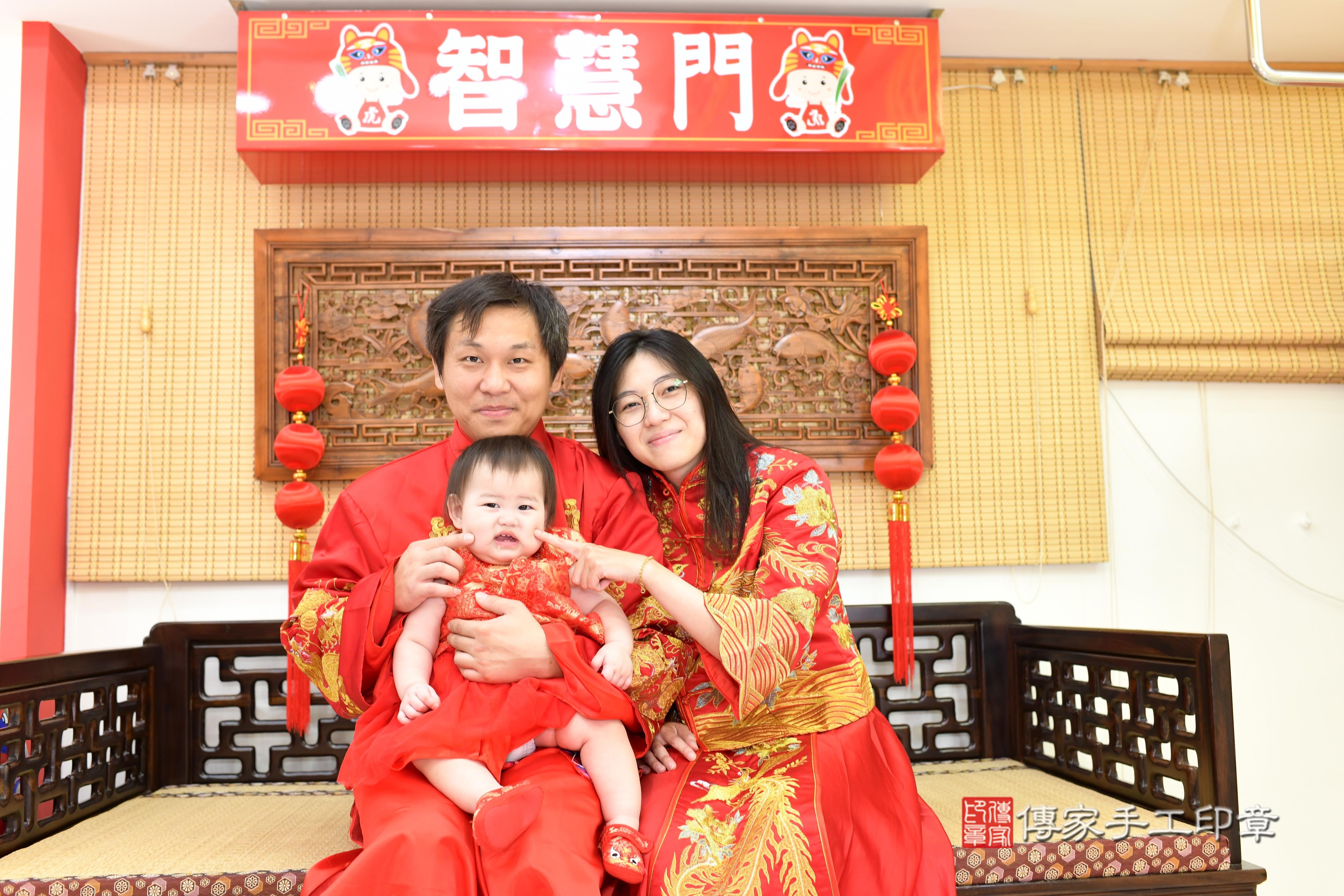 婷婷寶貝抓周，成人與小孩古裝禮服照。地點：傳家「台南店」古禮會場