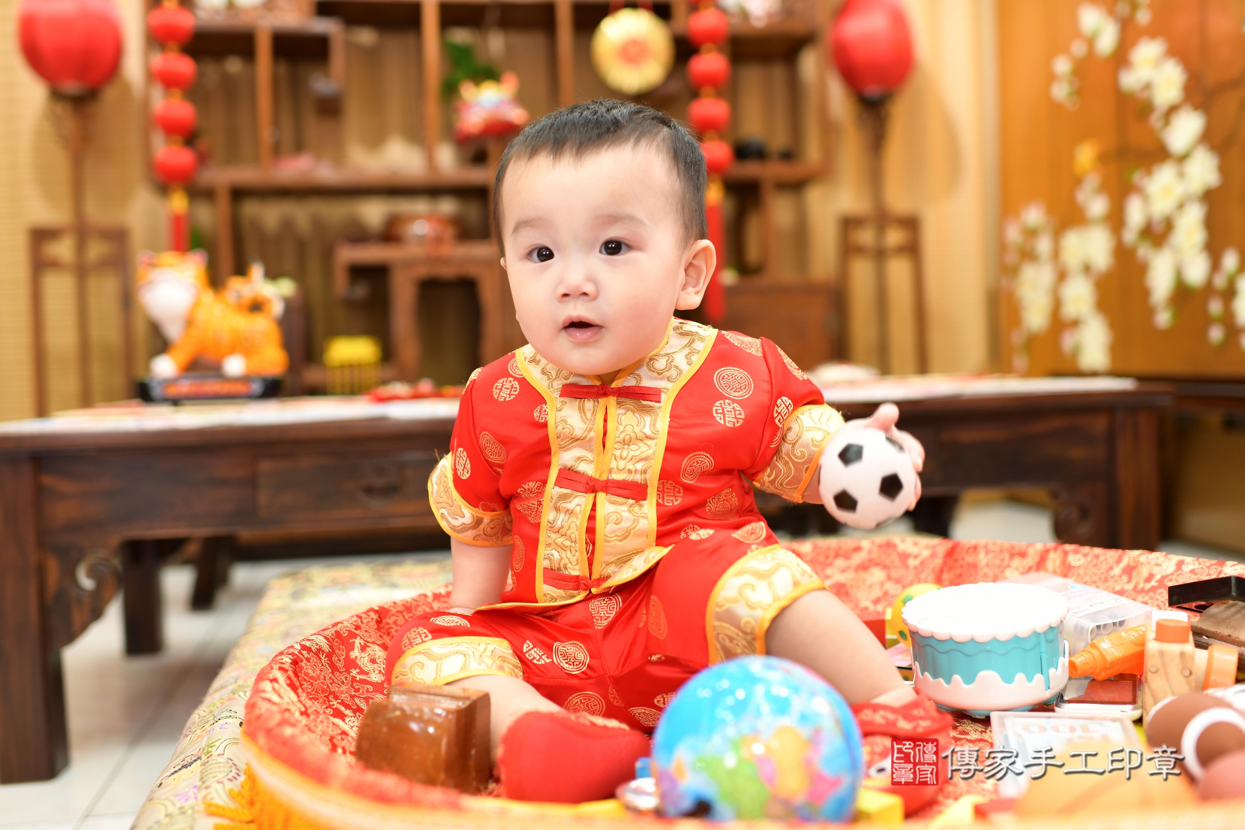 謙謙寶貝抓周,小孩古裝禮服照。地點:傳家「台南店」古禮會場 謙謙寶貝抓周,小孩古裝禮服照。地點:傳家「台南店」古禮會場