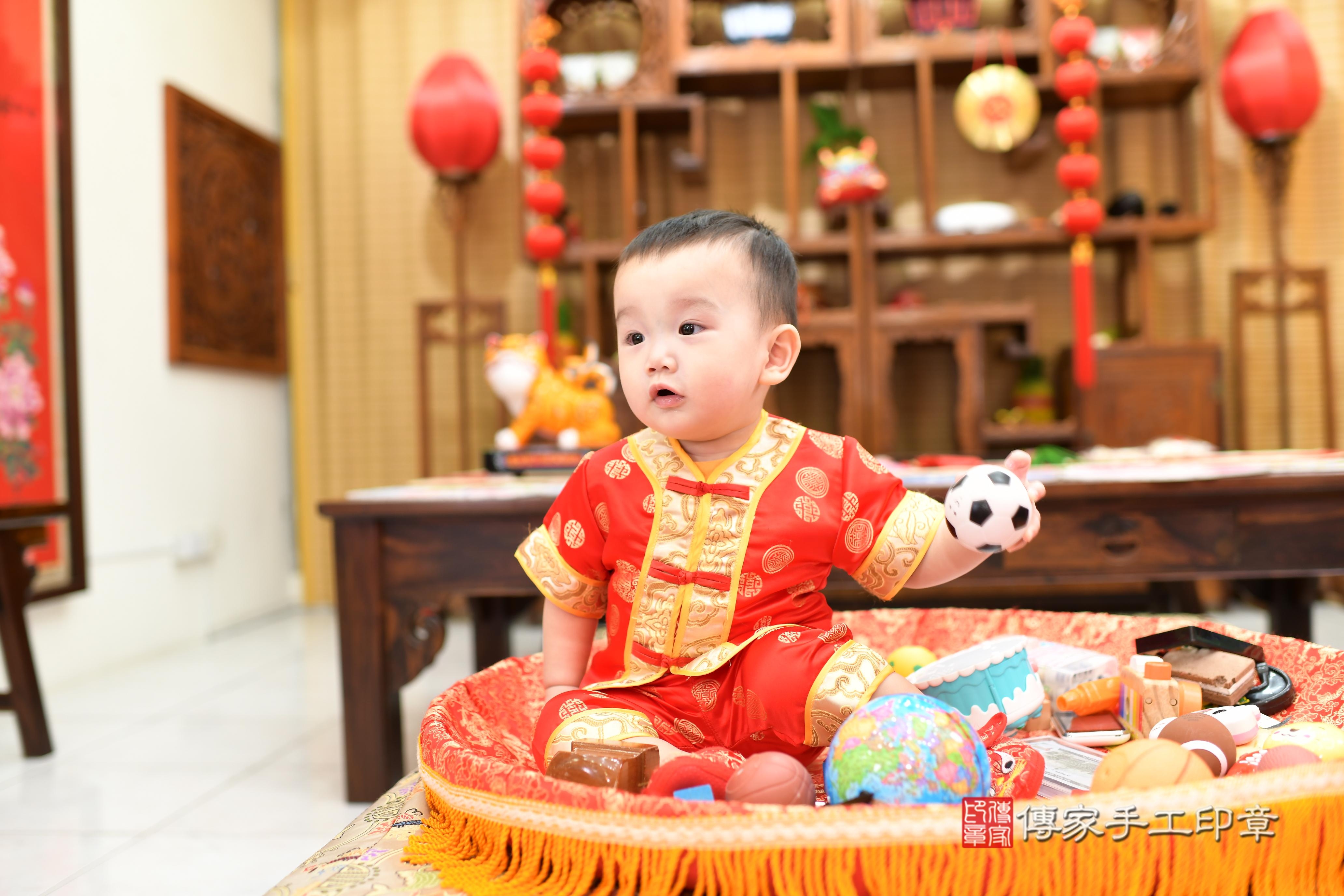 謙謙寶貝抓周,小孩古裝禮服照。地點:傳家「台南店」古禮會場 謙謙寶貝抓周,小孩古裝禮服照。地點:傳家「台南店」古禮會場