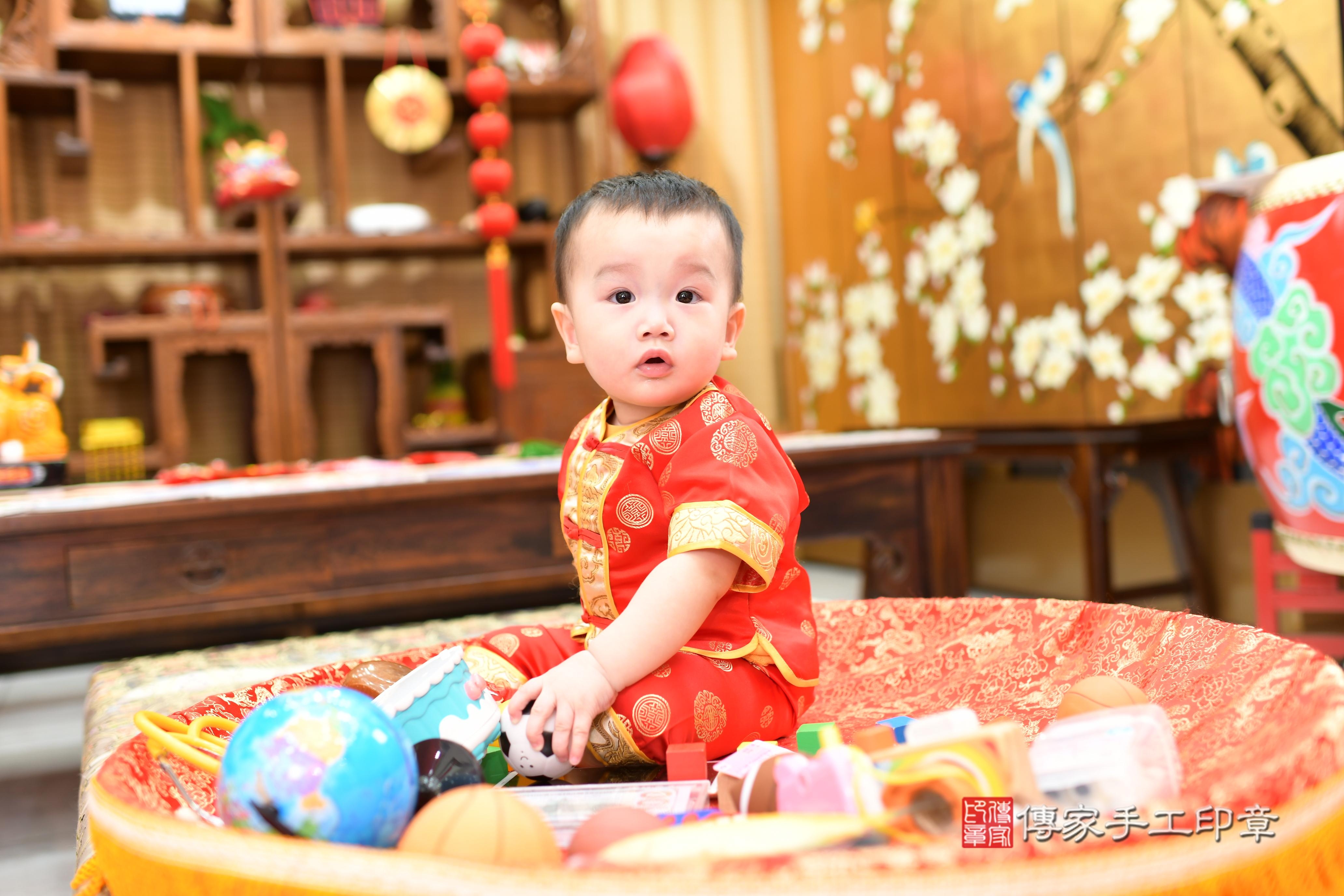 謙謙寶貝抓周,小孩古裝禮服照。地點:傳家「台南店」古禮會場 謙謙寶貝抓周,小孩古裝禮服照。地點:傳家「台南店」古禮會場