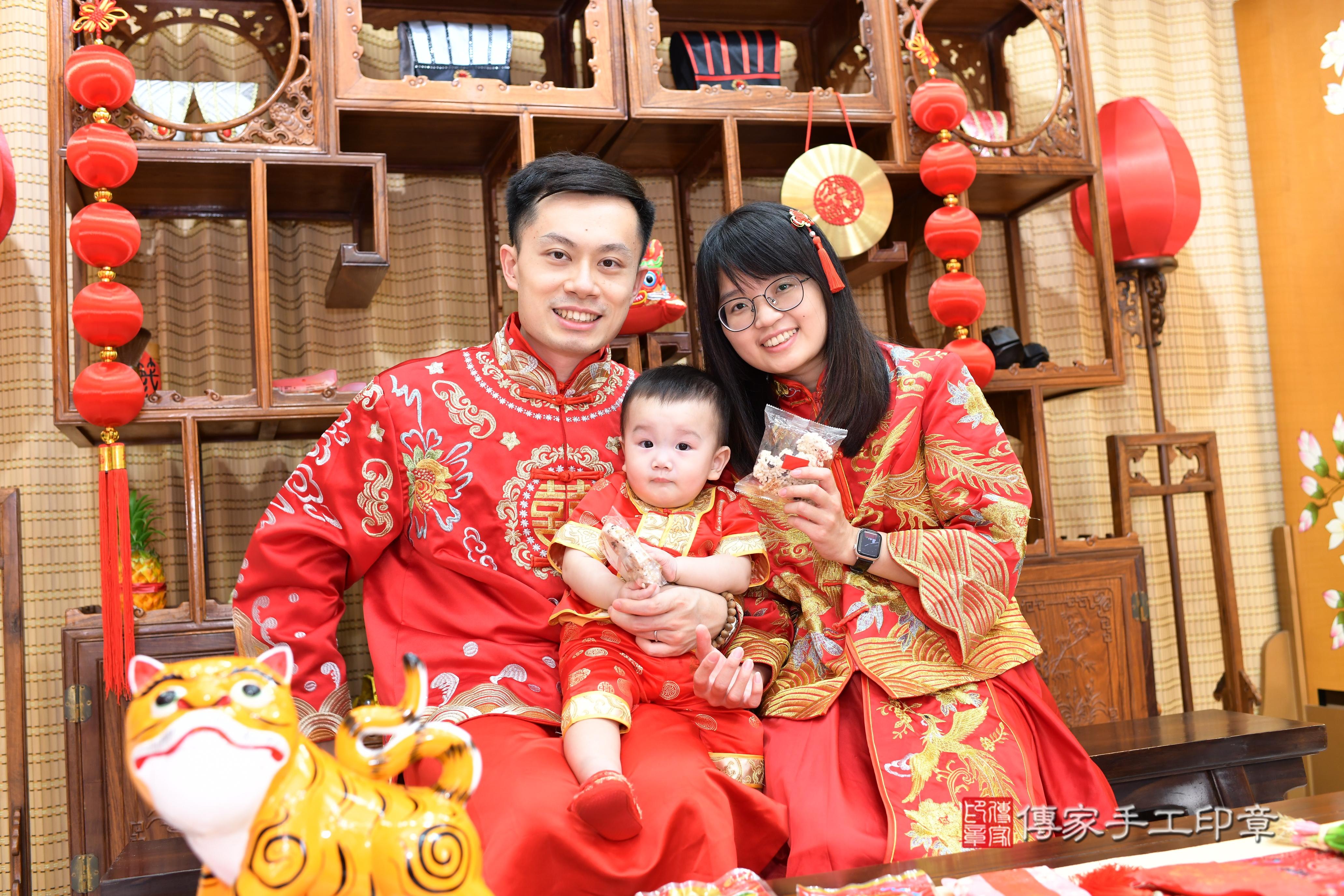 謙謙寶貝抓周,成人與小孩古裝禮服照。地點:傳家「台南店」古禮會場 謙謙寶貝抓周,成人與小孩古裝禮服照。地點:傳家「台南店」古禮會場