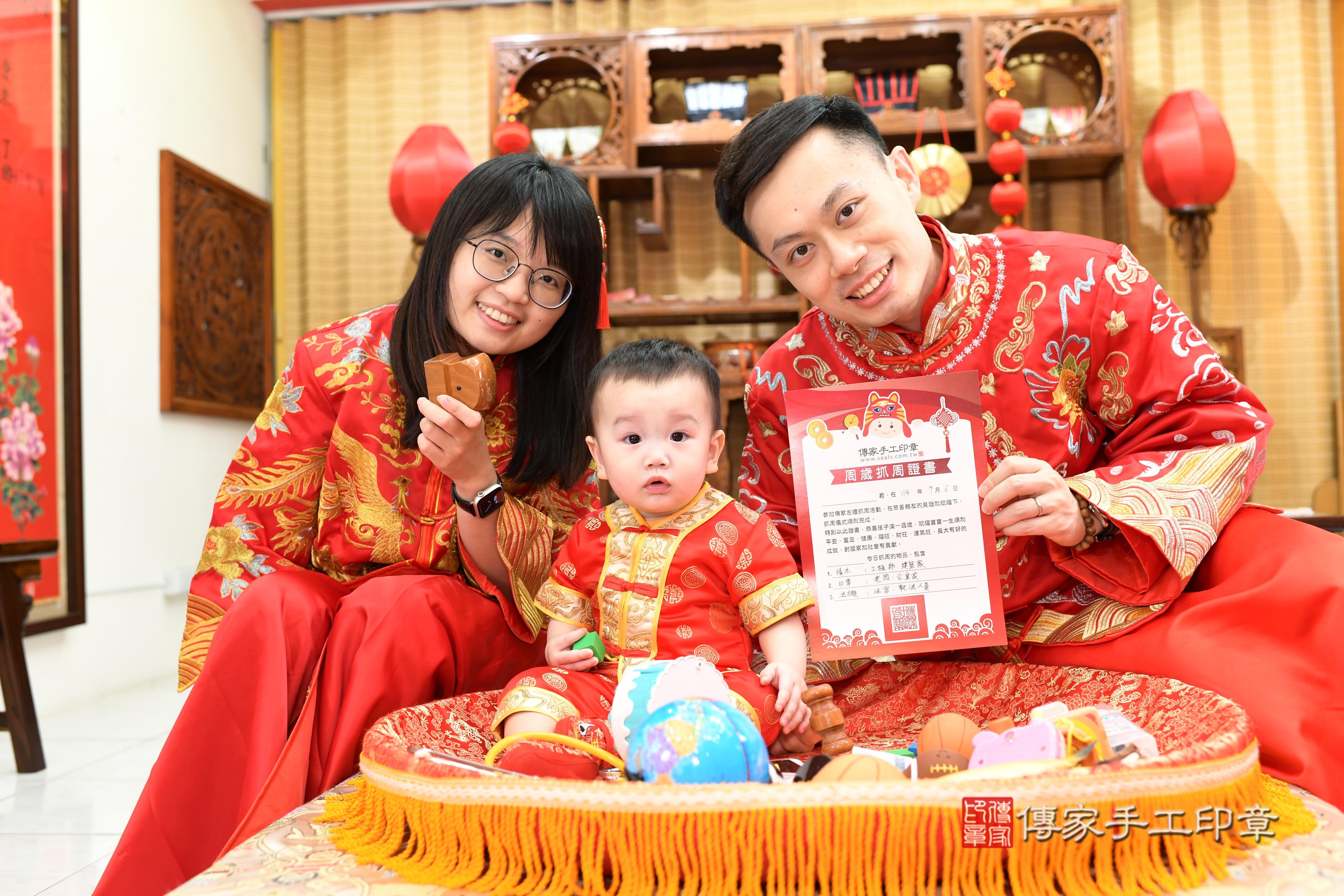 謙謙寶貝抓周,成人與小孩古裝禮服照。地點:傳家「台南店」古禮會場 謙謙寶貝抓周,成人與小孩古裝禮服照。地點:傳家「台南店」古禮會場