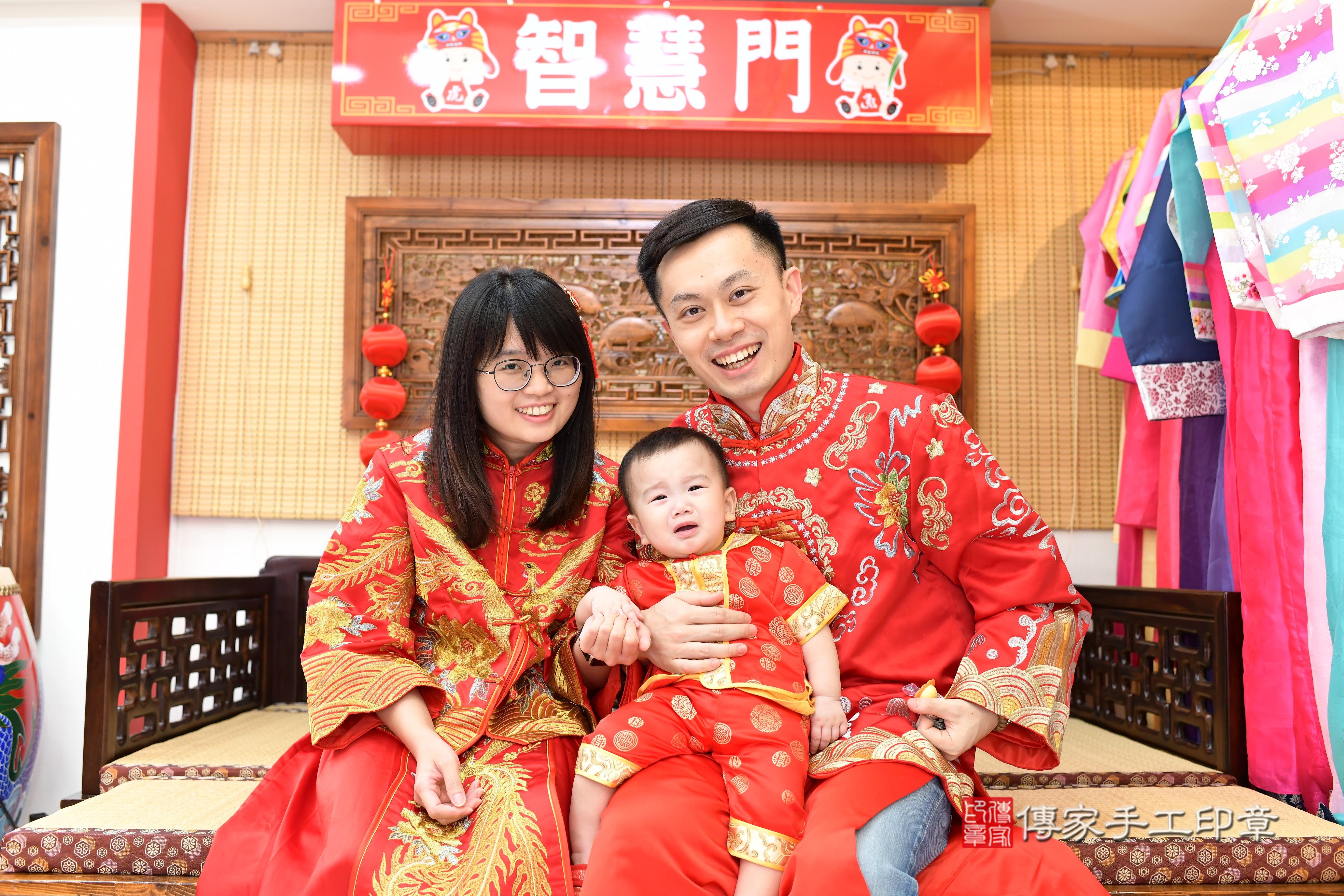 謙謙寶貝抓周,成人與小孩古裝禮服照。地點:傳家「台南店」古禮會場 謙謙寶貝抓周,成人與小孩古裝禮服照。地點:傳家「台南店」古禮會場