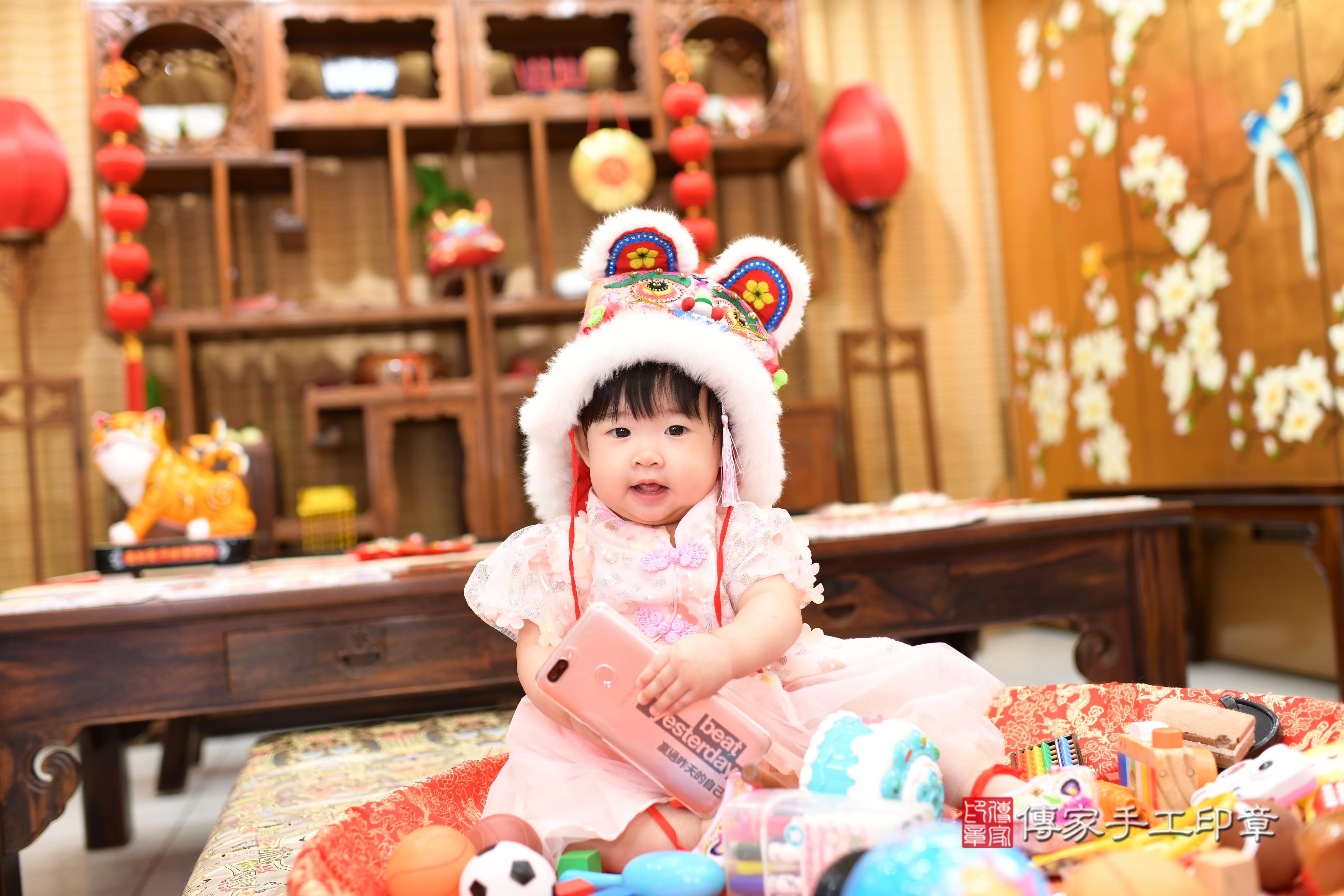 涵涵寶貝抓周,小孩古裝禮服照。地點:傳家「台南店」古禮會場 涵涵寶貝抓周,小孩古裝禮服照。地點:傳家「台南店」古禮會場