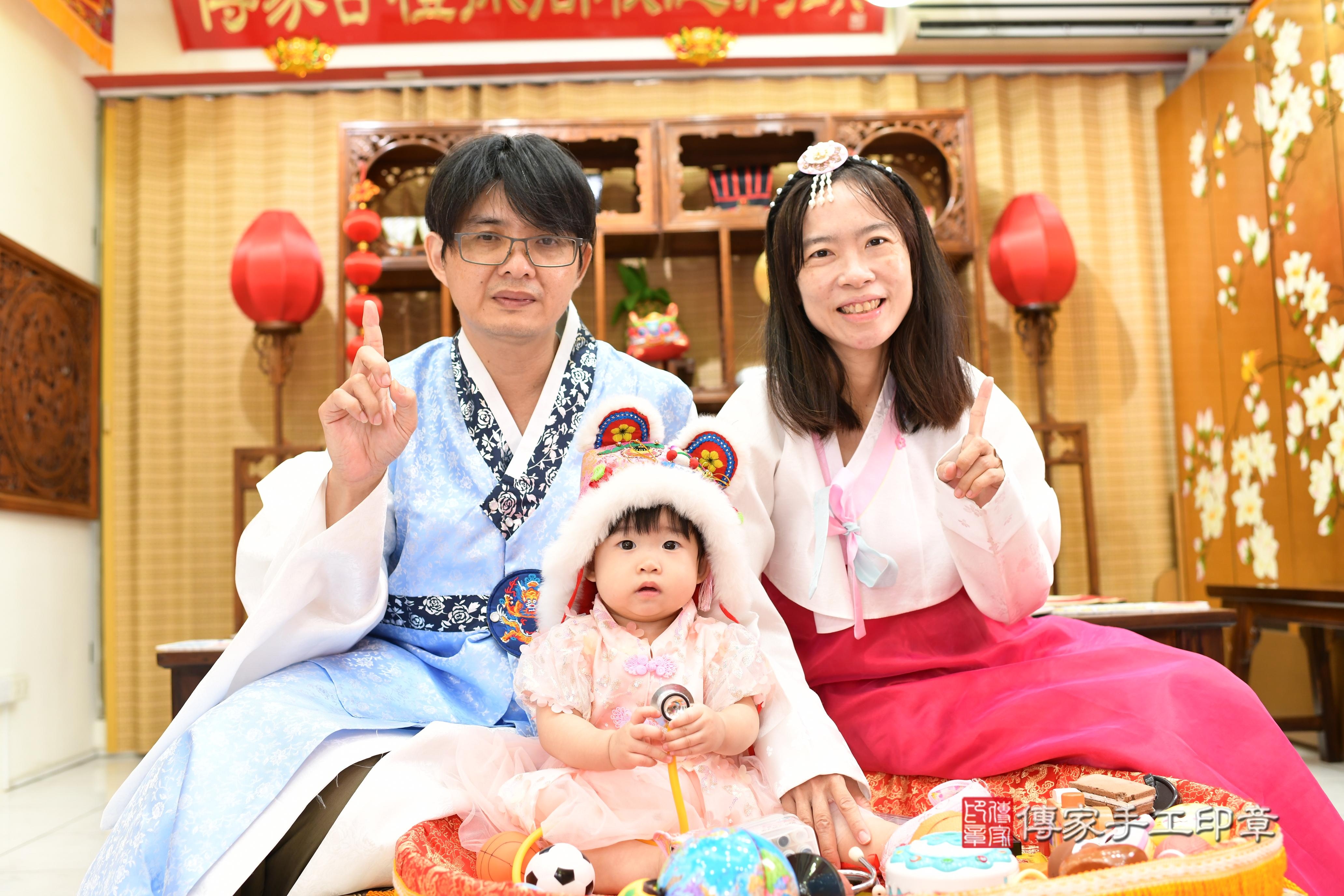 涵涵寶貝抓周，成人與小孩古裝禮服照。地點：傳家「台南店」古禮會場