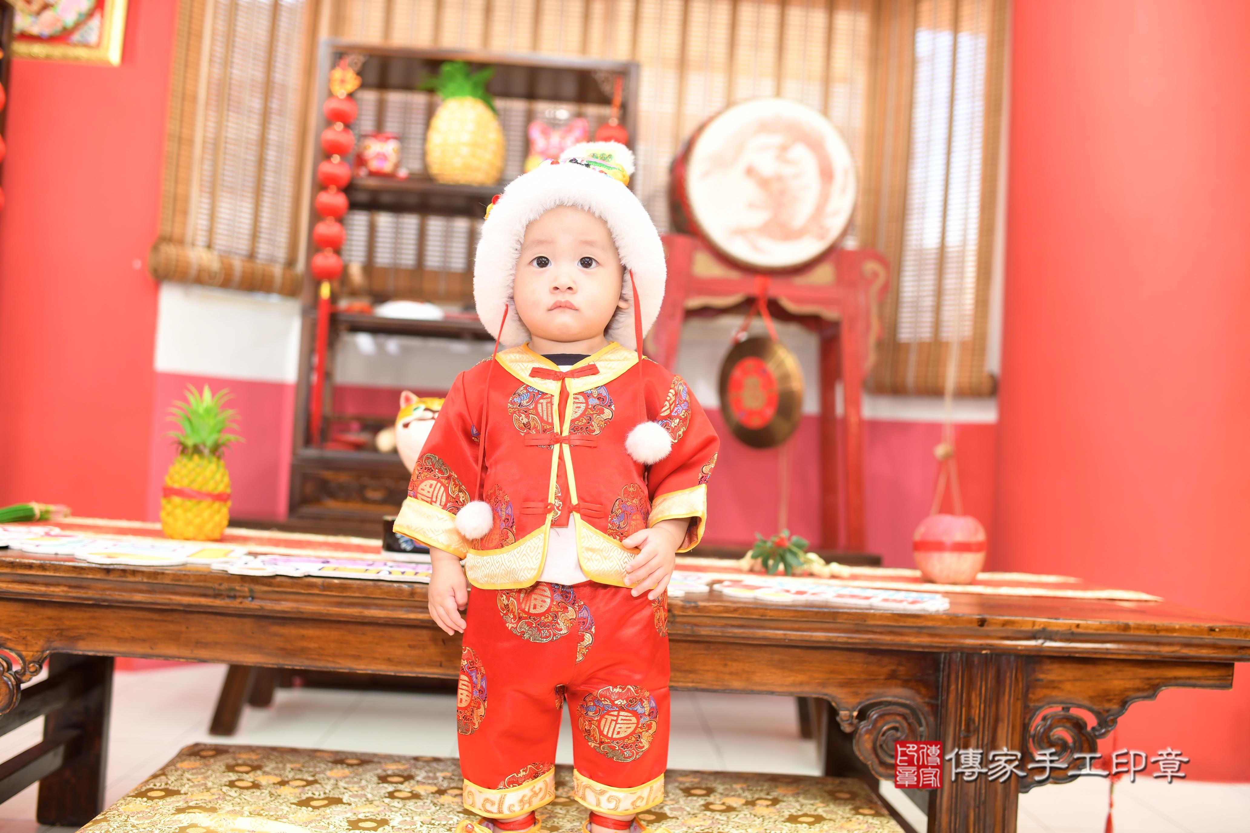 碩碩寶貝抓周,小孩古裝禮服照。地點:傳家「台南店」古禮會場 碩碩寶貝抓周,小孩古裝禮服照。地點:傳家「台南店」古禮會場