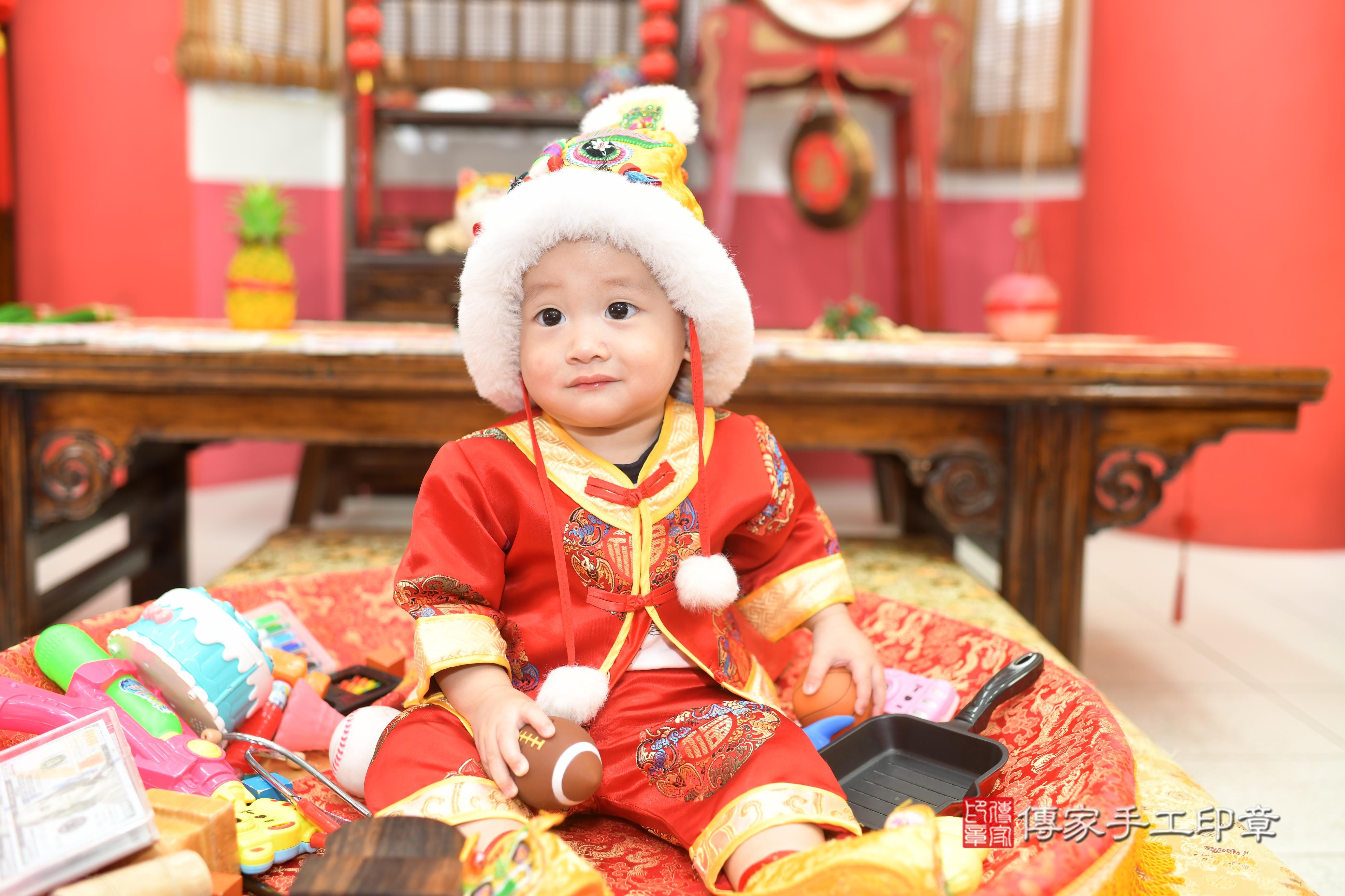 碩碩寶貝抓周,小孩古裝禮服照。地點:傳家「台南店」古禮會場 碩碩寶貝抓周,小孩古裝禮服照。地點:傳家「台南店」古禮會場