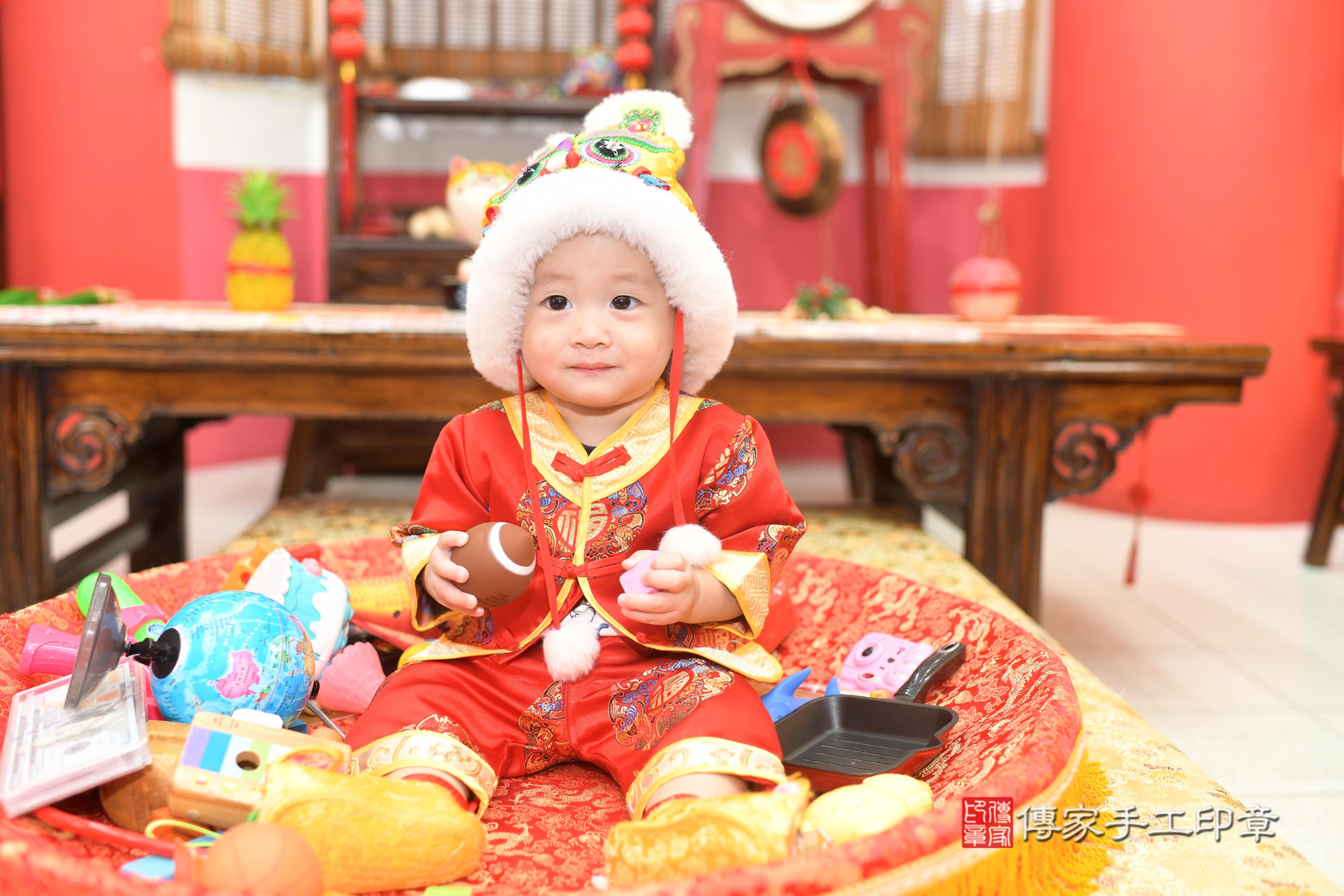 碩碩寶貝抓周,小孩古裝禮服照。地點:傳家「台南店」古禮會場 碩碩寶貝抓周,小孩古裝禮服照。地點:傳家「台南店」古禮會場