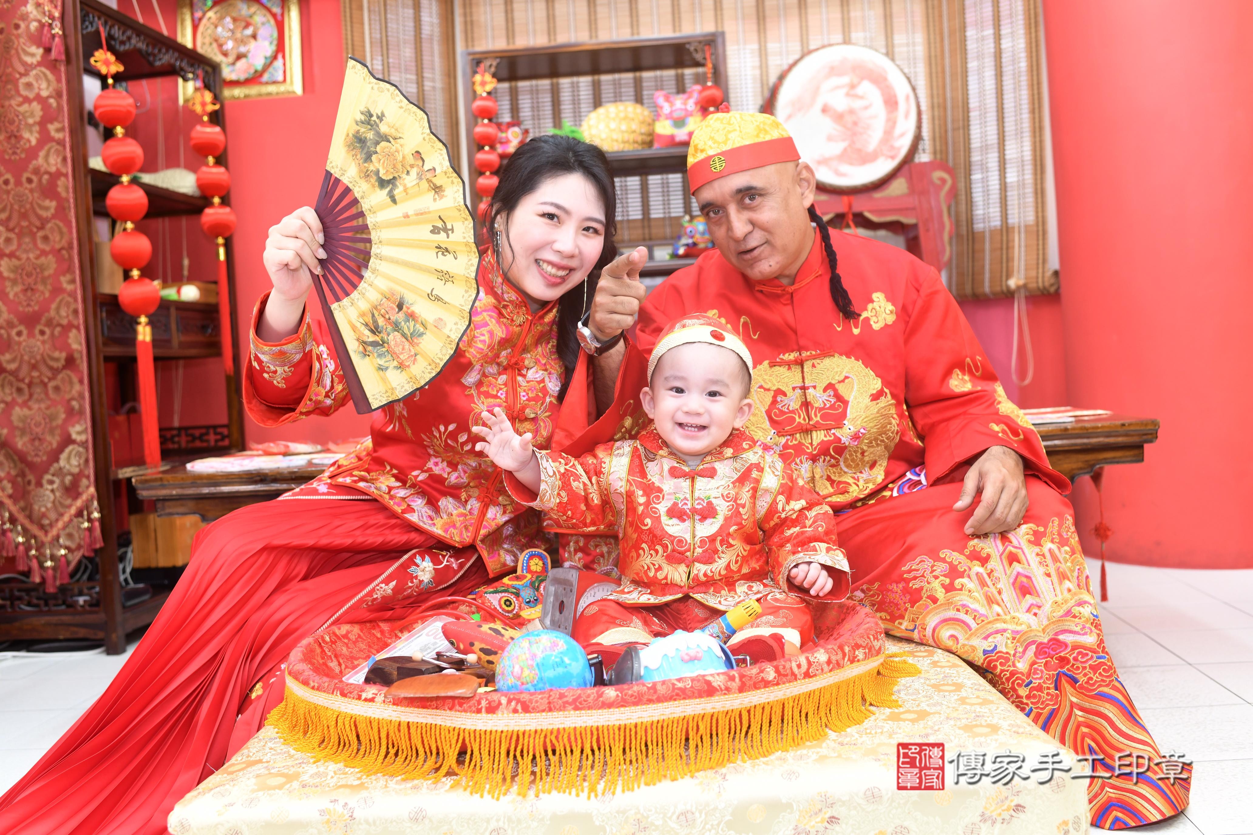 善善寶貝抓周,成人與小孩古裝禮服照。地點:傳家「台南店」古禮會場 善善寶貝抓周,成人與小孩古裝禮服照。地點:傳家「台南店」古禮會場