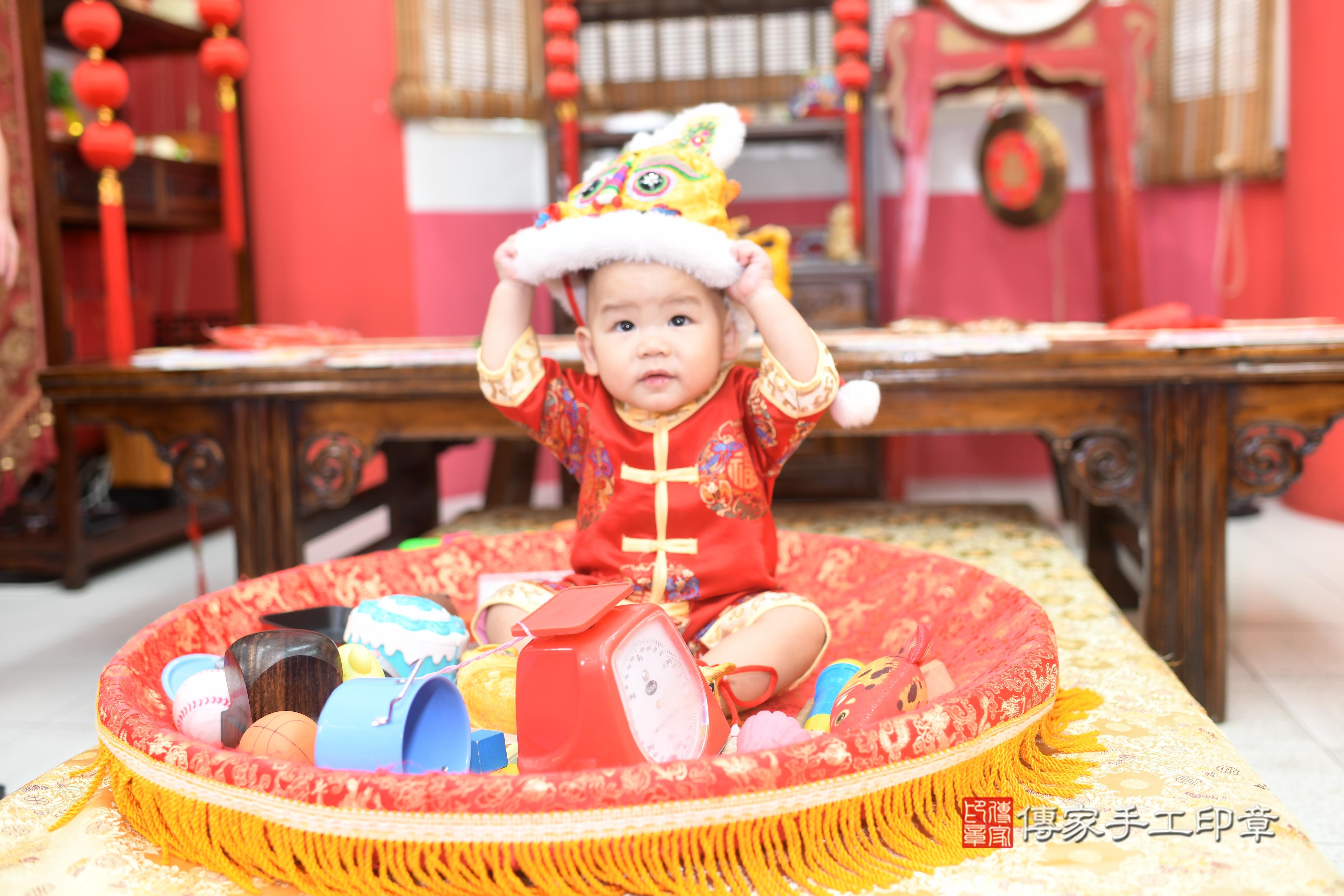 彥彥寶貝抓周，小孩古裝禮服照。地點：傳家「台南店」古禮會場