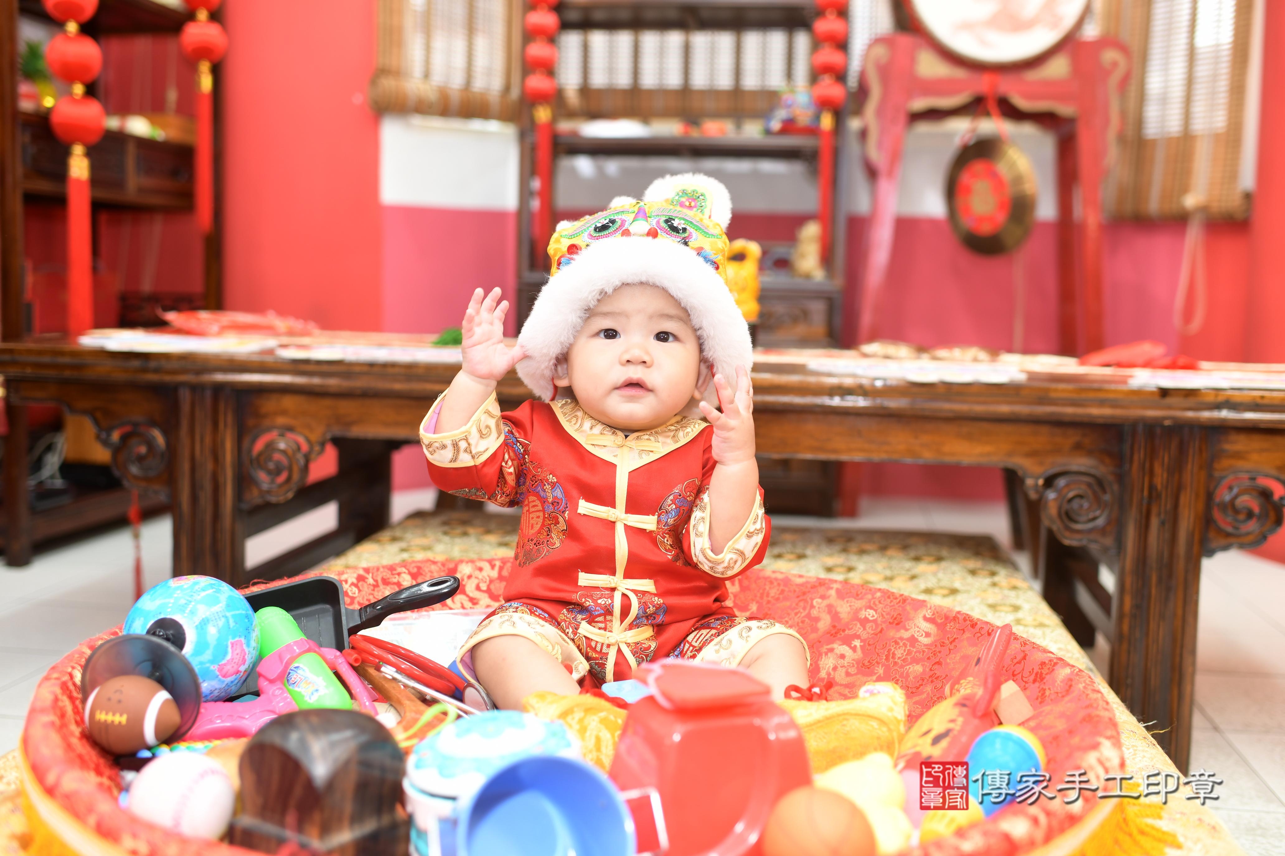 彥彥寶貝抓周，小孩古裝禮服照。地點：傳家「台南店」古禮會場