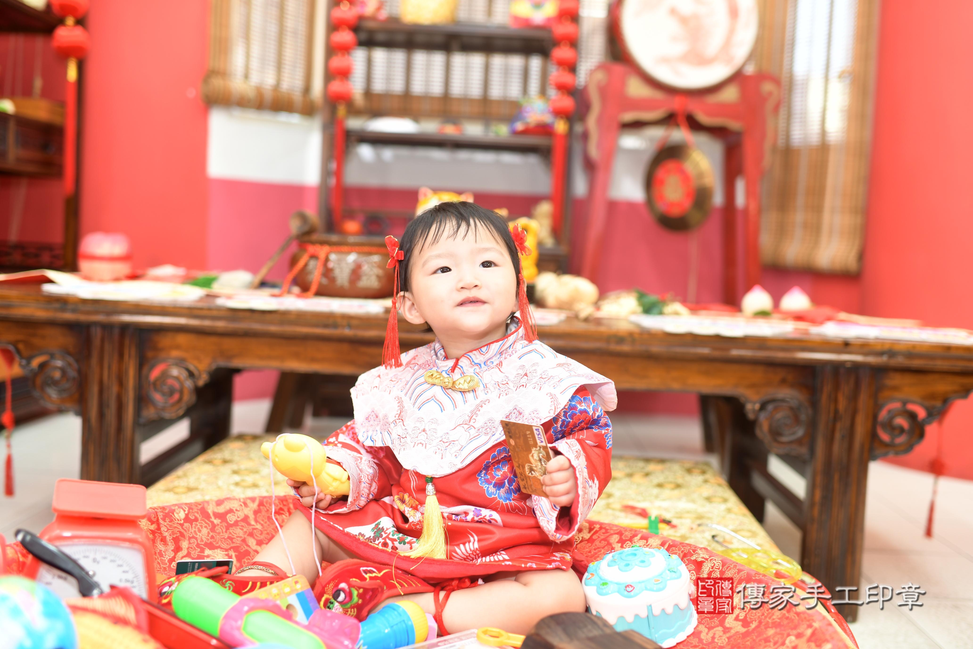 函函寶貝抓周,小孩古裝禮服照。地點:傳家「台南店」古禮會場 函函寶貝抓周,小孩古裝禮服照。地點:傳家「台南店」古禮會場