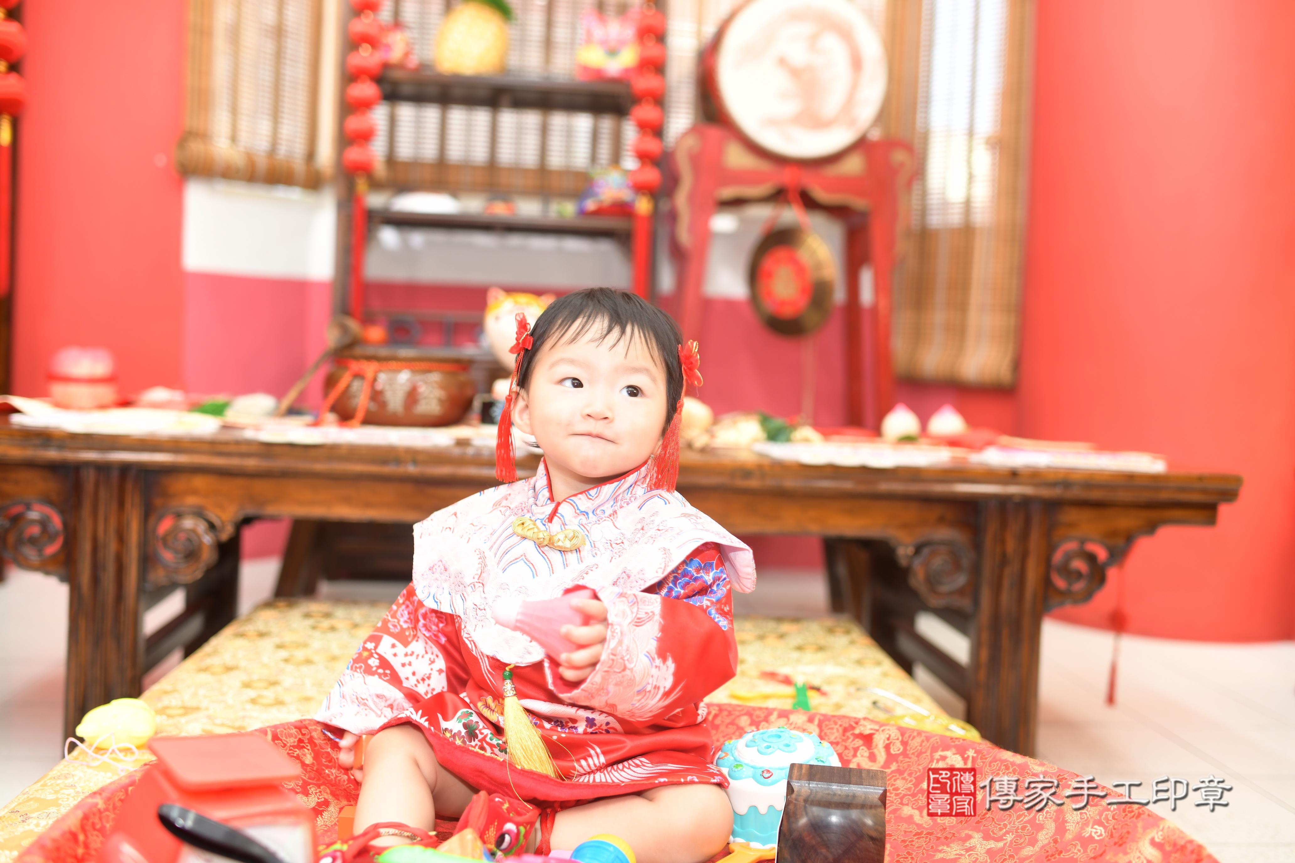 函函寶貝抓周,小孩古裝禮服照。地點:傳家「台南店」古禮會場 函函寶貝抓周,小孩古裝禮服照。地點:傳家「台南店」古禮會場