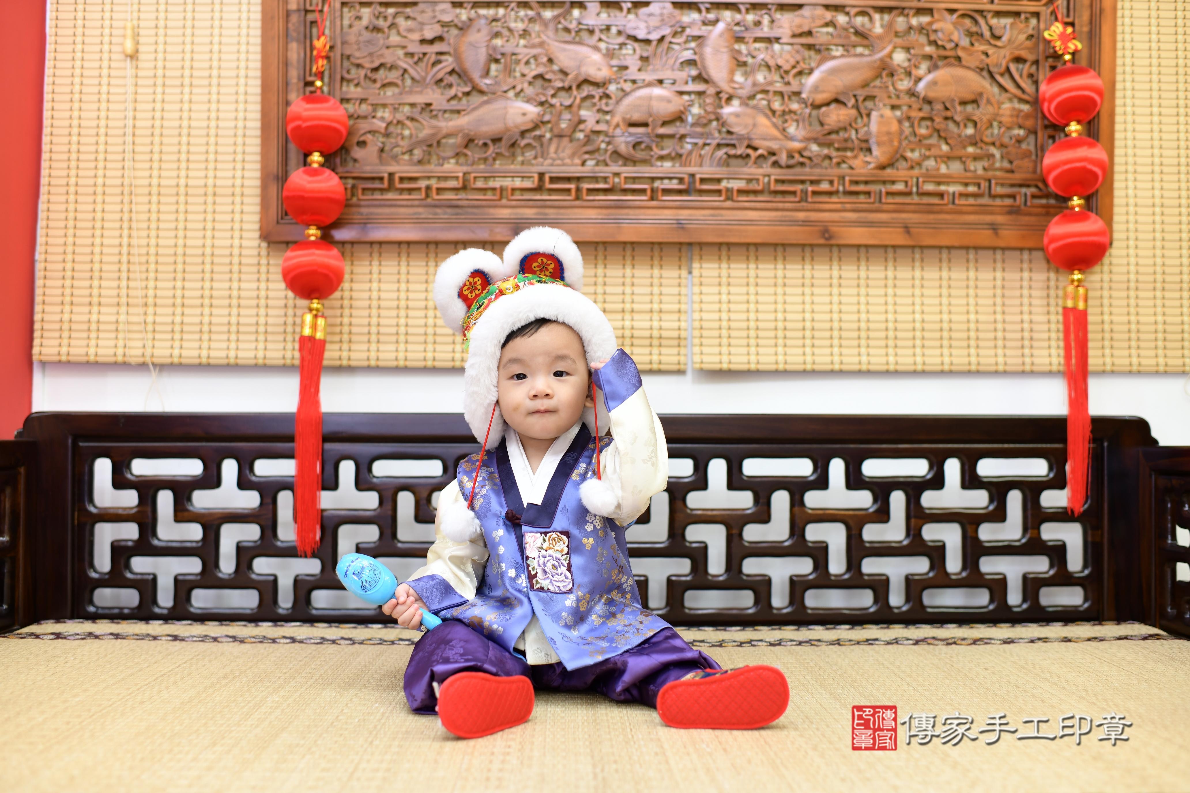 勳勳寶貝抓周,小孩古裝禮服照。地點:傳家「台南店」古禮會場 勳勳寶貝抓周,小孩古裝禮服照。地點:傳家「台南店」古禮會場