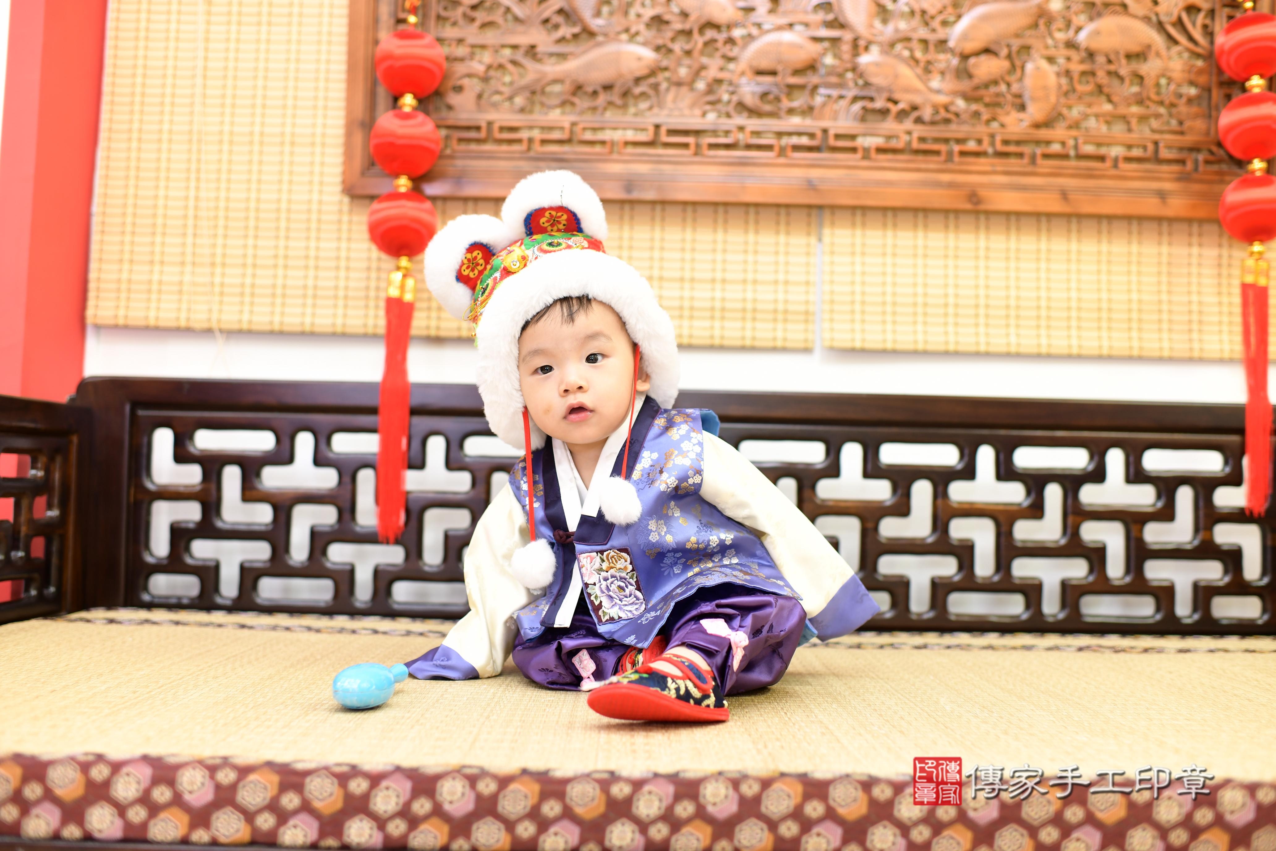 勳勳寶貝抓周,小孩古裝禮服照。地點:傳家「台南店」古禮會場 勳勳寶貝抓周,小孩古裝禮服照。地點:傳家「台南店」古禮會場