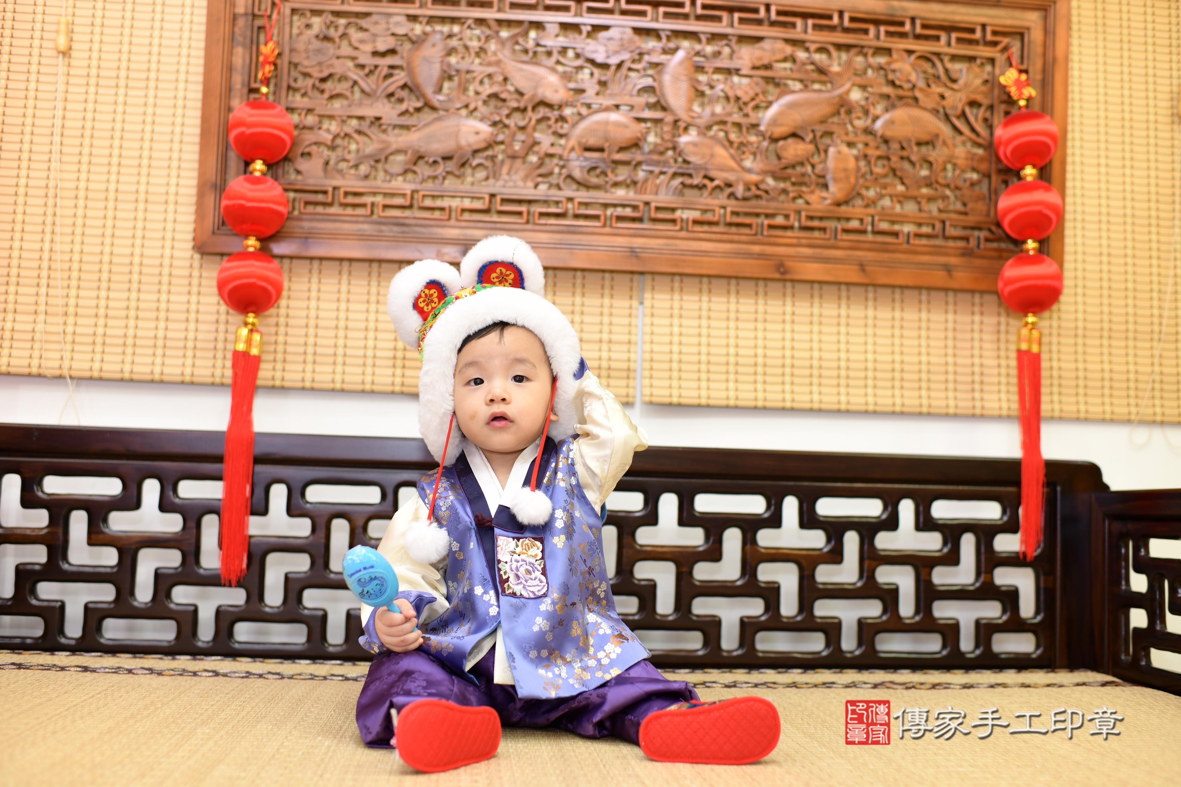 勳勳寶貝抓周,小孩古裝禮服照。地點:傳家「台南店」古禮會場 勳勳寶貝抓周,小孩古裝禮服照。地點:傳家「台南店」古禮會場