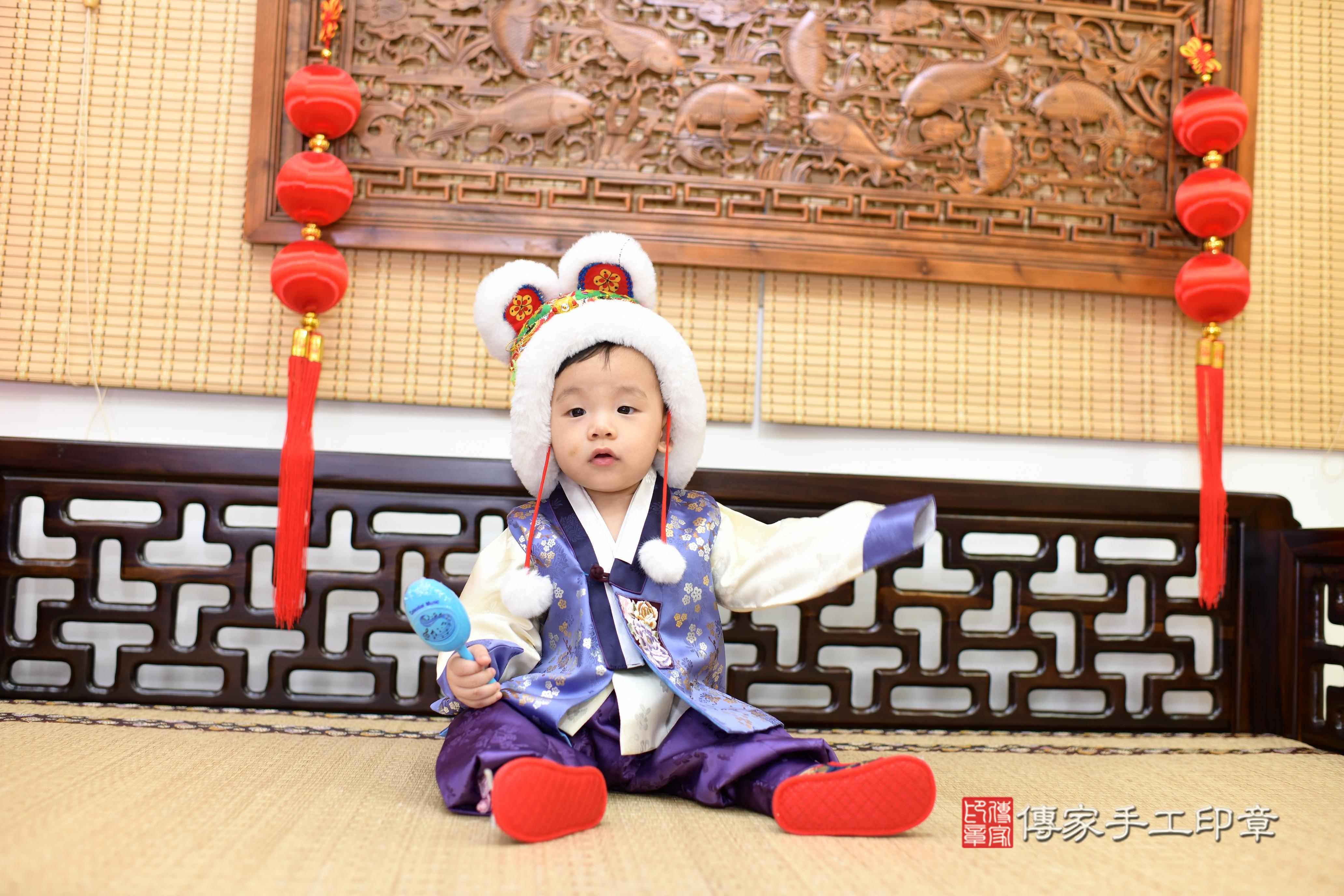 勳勳寶貝抓周,小孩古裝禮服照。地點:傳家「台南店」古禮會場 勳勳寶貝抓周,小孩古裝禮服照。地點:傳家「台南店」古禮會場