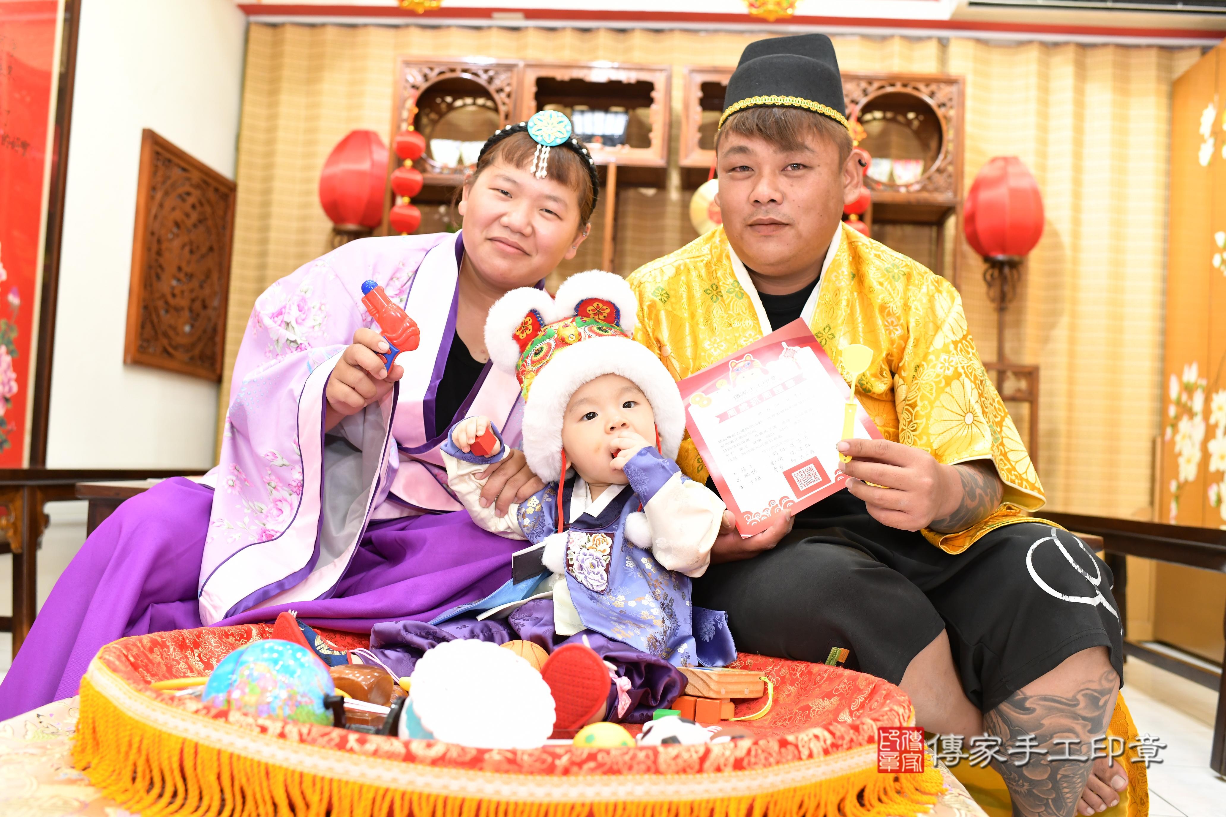 勳勳寶貝抓周,成人與小孩古裝禮服照。地點:傳家「台南店」古禮會場 勳勳寶貝抓周,成人與小孩古裝禮服照。地點:傳家「台南店」古禮會場