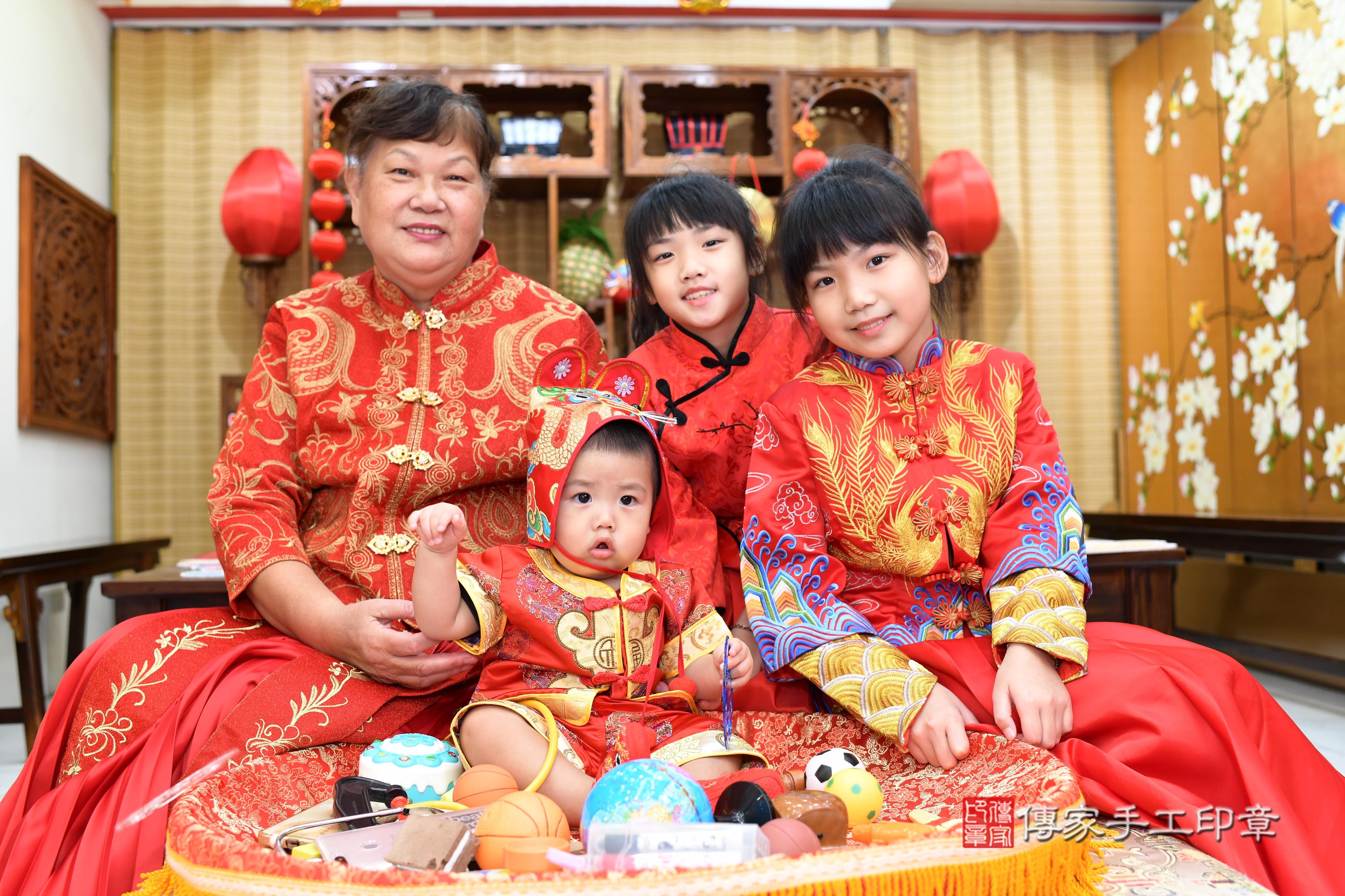 翔翔寶貝抓周,成人與小孩古裝禮服照。地點:傳家「台南店」古禮會場 翔翔寶貝抓周,成人與小孩古裝禮服照。地點:傳家「台南店」古禮會場