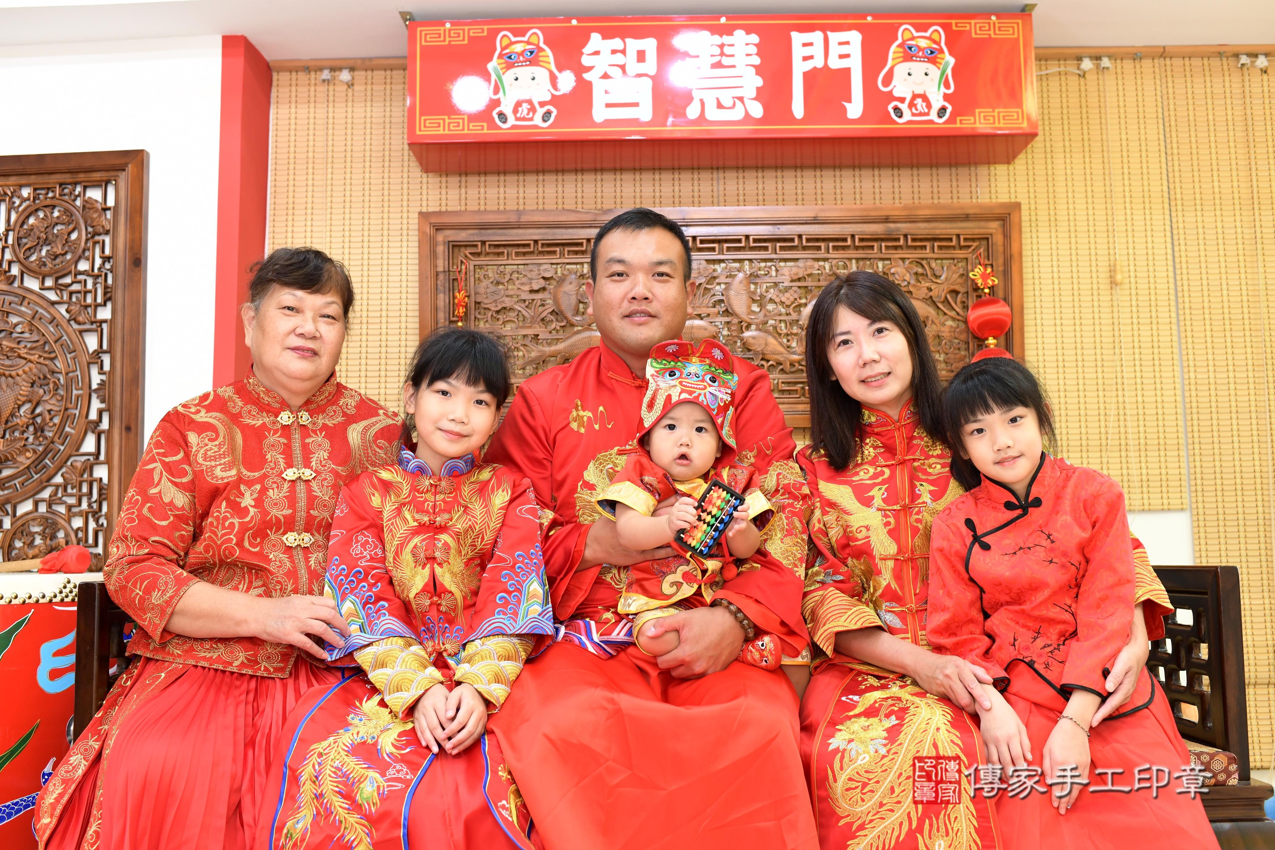 翔翔寶貝抓周,成人與小孩古裝禮服照。地點:傳家「台南店」古禮會場 翔翔寶貝抓周,成人與小孩古裝禮服照。地點:傳家「台南店」古禮會場