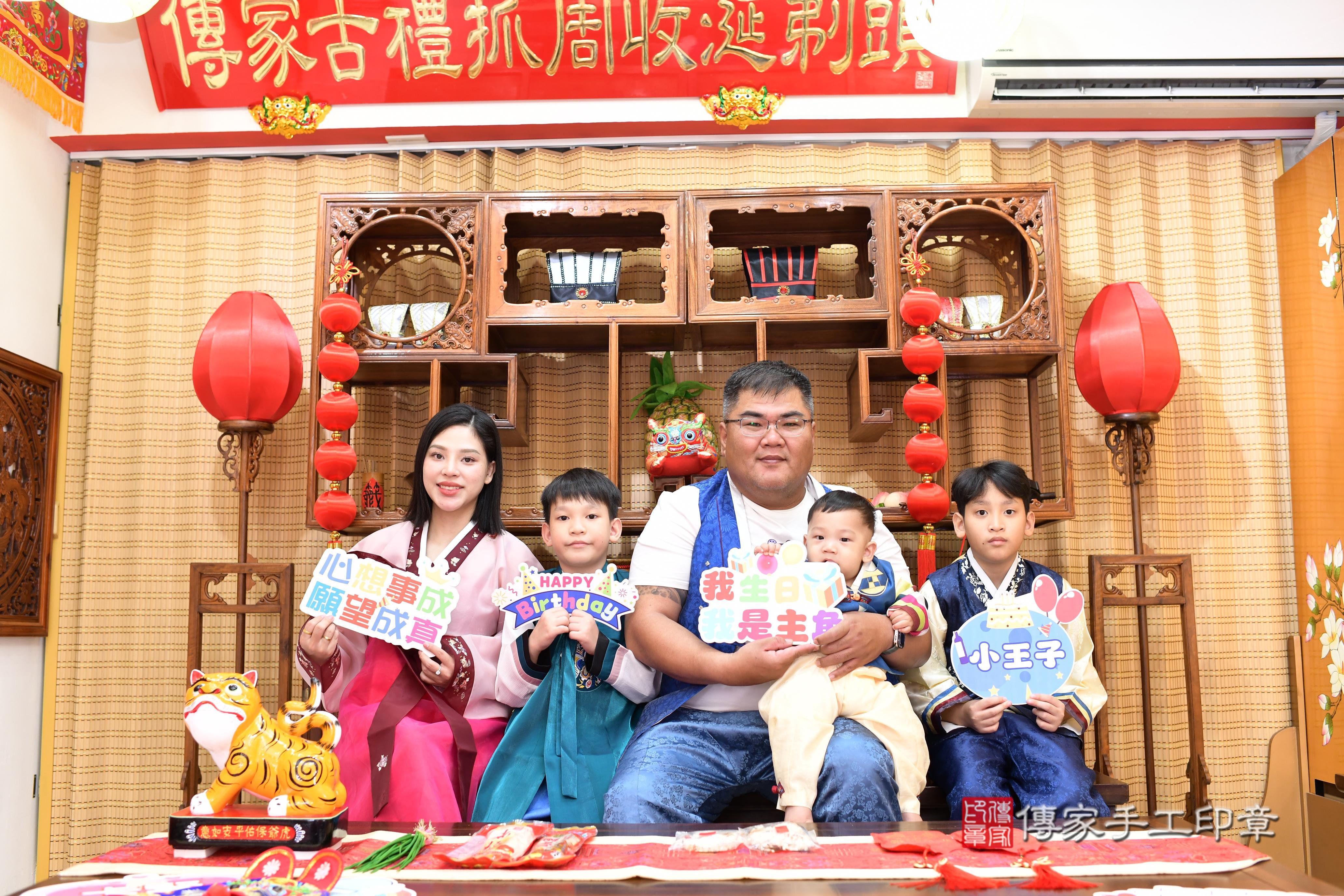 騰騰寶貝抓周，成人與小孩古裝禮服照。地點：傳家「台南店」古禮會場